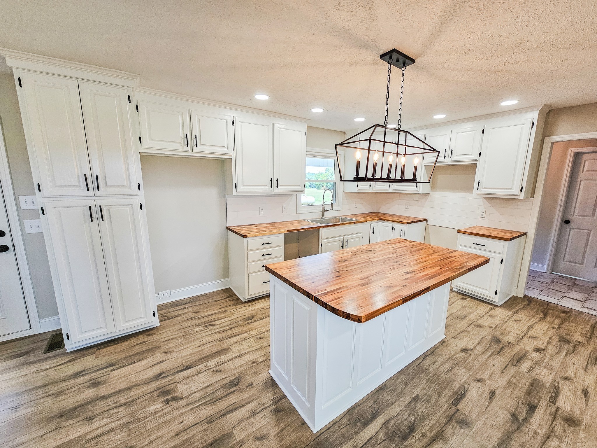 Shelbyville, Tennessee, 37160, United States, 4 Bedrooms Bedrooms, ,3 BathroomsBathrooms,Residential,For Sale,1895411