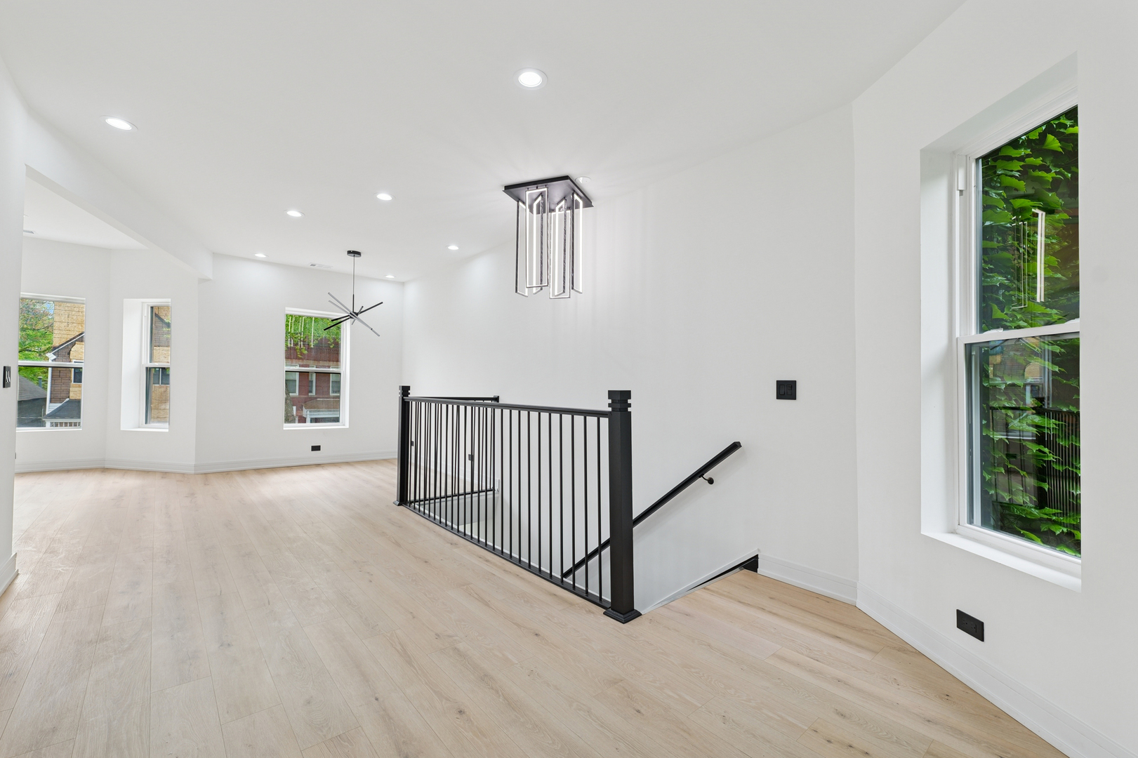 Chicago, Illinois, 60637, United States, 7 Bedrooms Bedrooms, ,Residential,For Sale,1917377