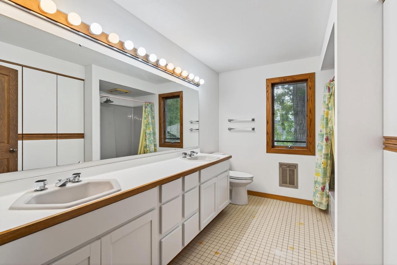 Oshkosh, Wisconsin, 54904, United States, 4 Bedrooms Bedrooms, ,3 BathroomsBathrooms,Residential,For Sale,1978045