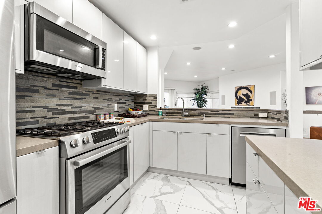 Los Angeles, California, 90049, United States, 2 Bedrooms Bedrooms, ,3 BathroomsBathrooms,Residential,For Sale,2003459