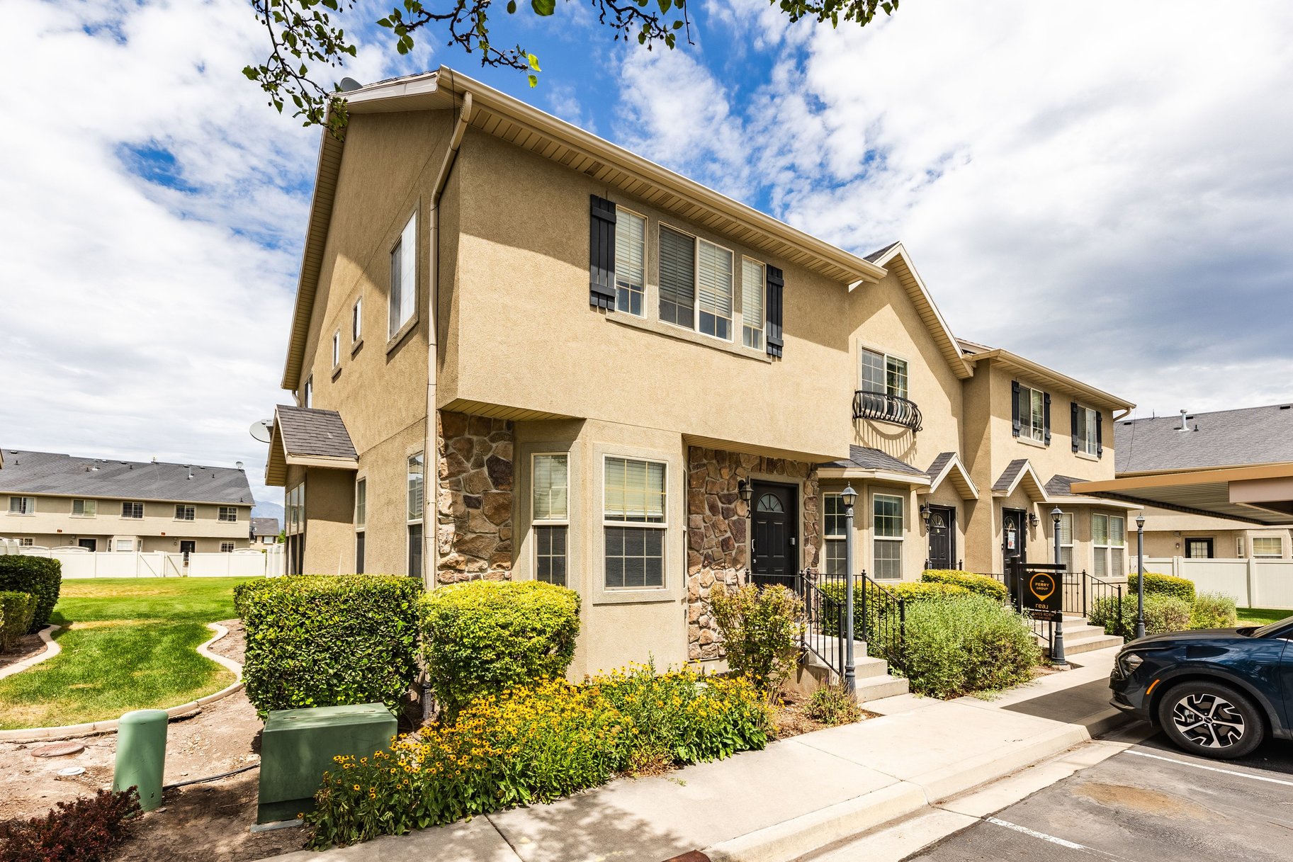  End Row Townhome in Highly Desired Location - 物件實景