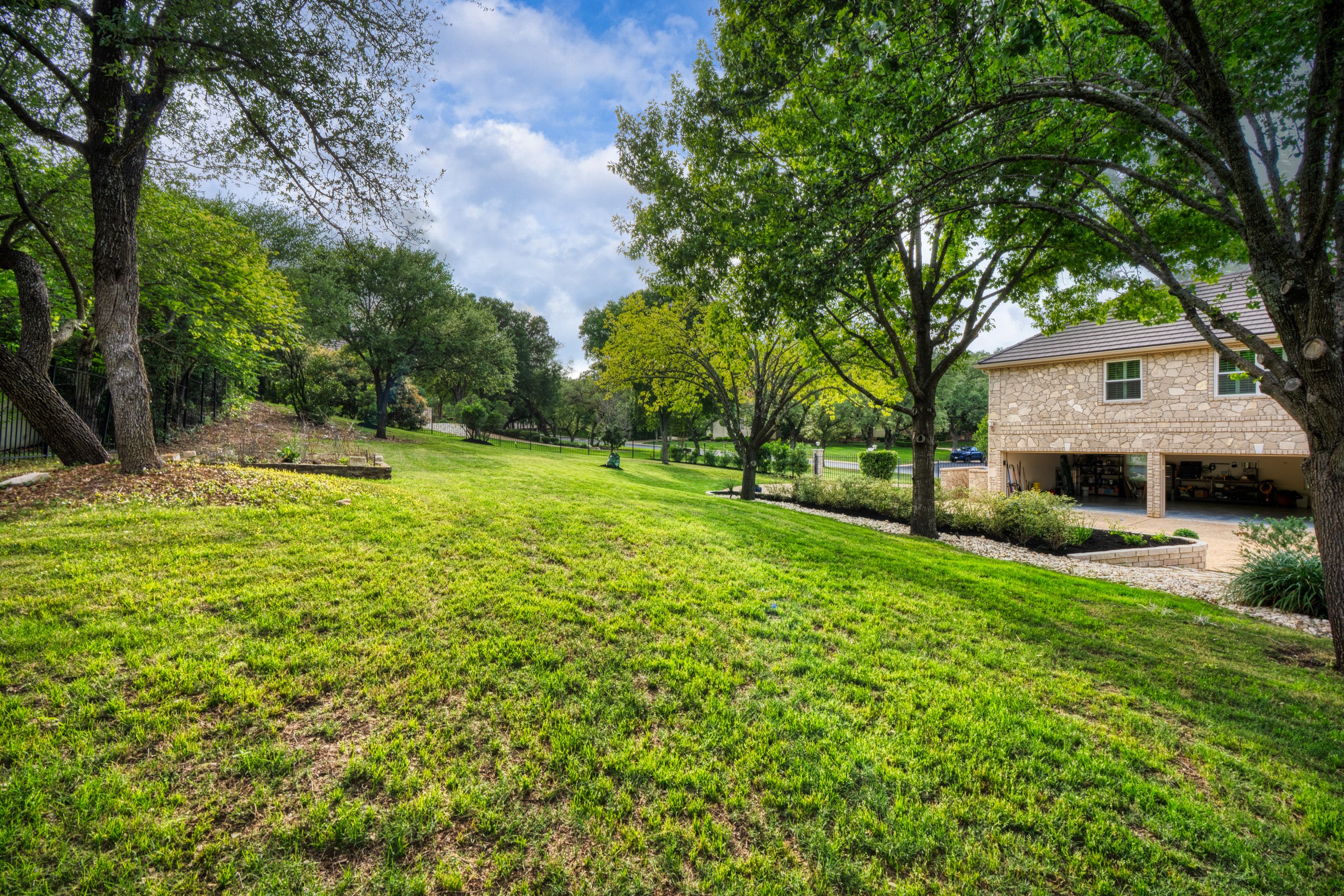  Spacious Estate with Poolside Views - 物件實景