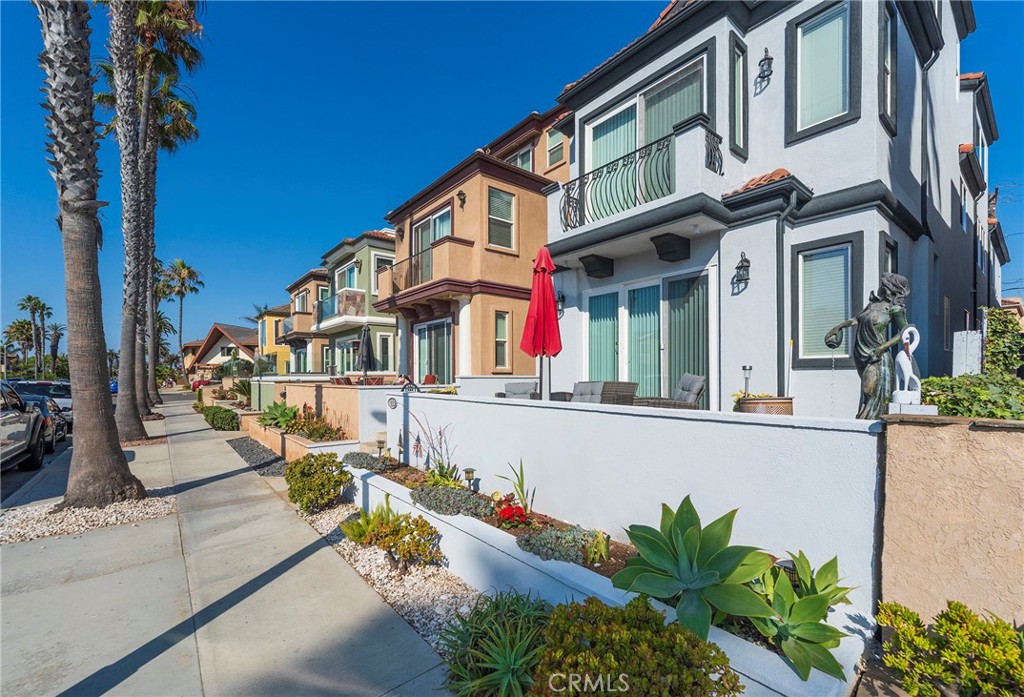 Huntington Beach, California, 92648, United States, 3 Bedrooms Bedrooms, ,4 BathroomsBathrooms,Residential,For Sale,1897780