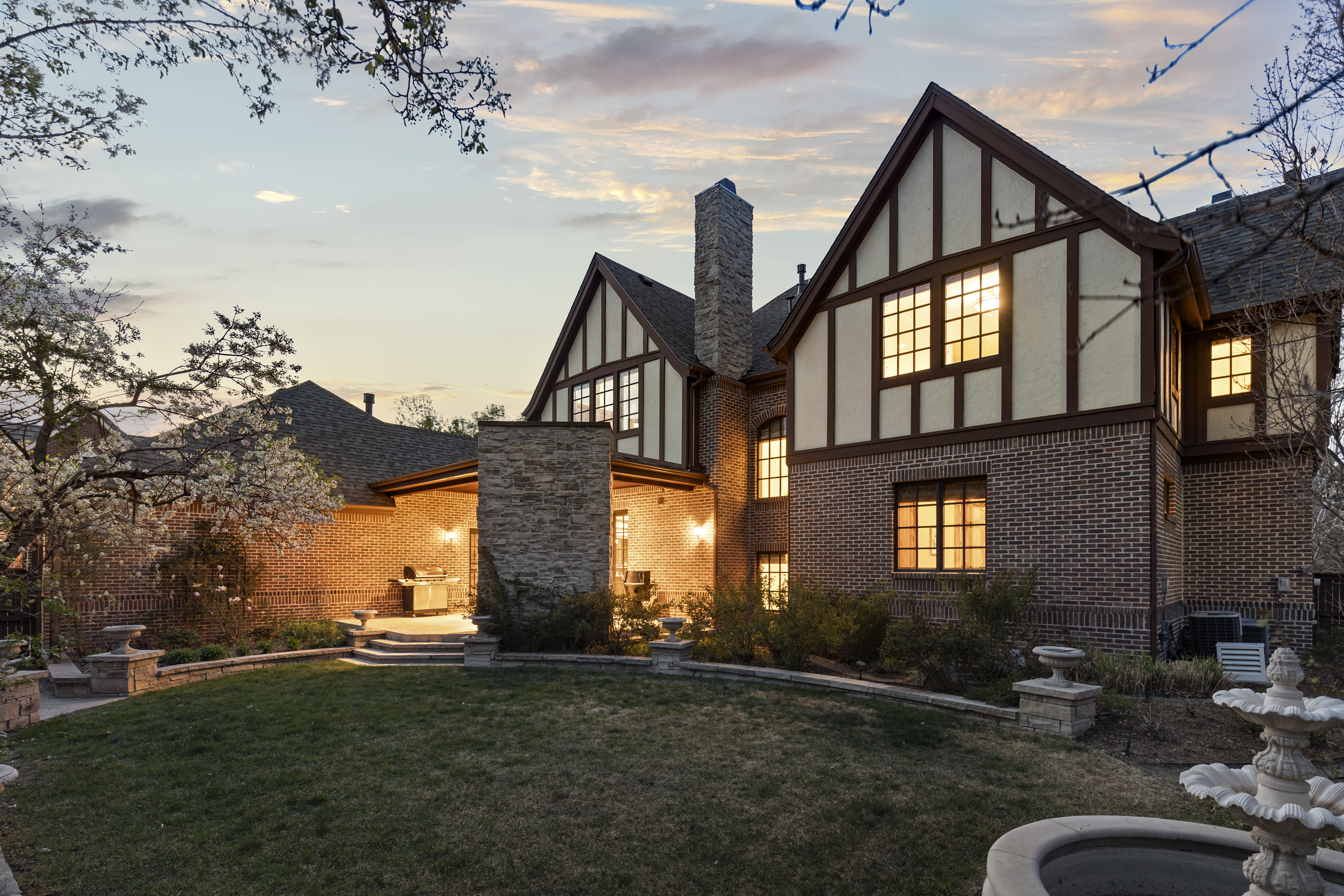  LUXURY LIVING IN LOWRY TIMELESS ENGLISH TUDOR EXPANSIVE LOT ON 6TH AVENUE PKWY - 物件實景