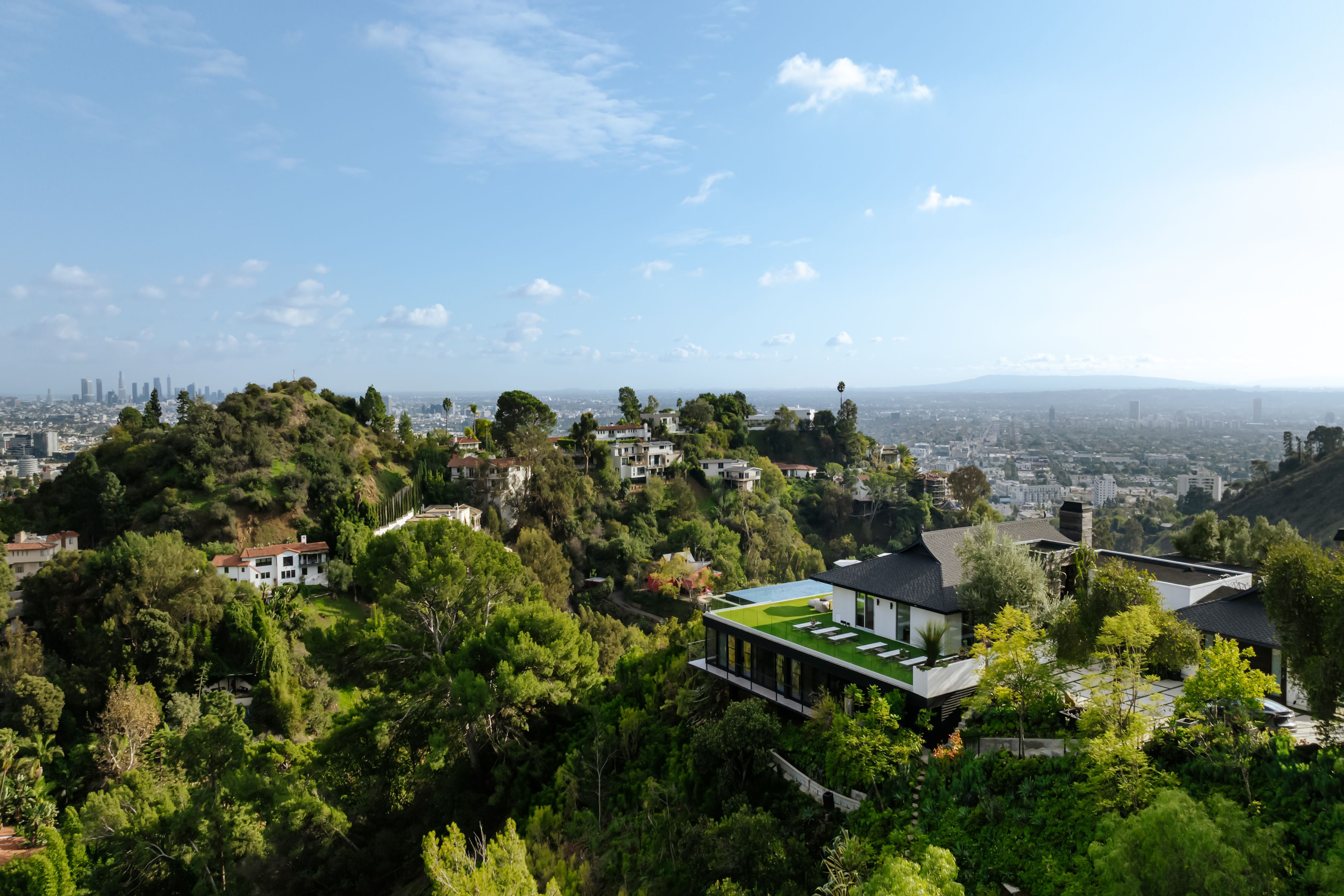  2402   Carman Crest Dr - 物件實景