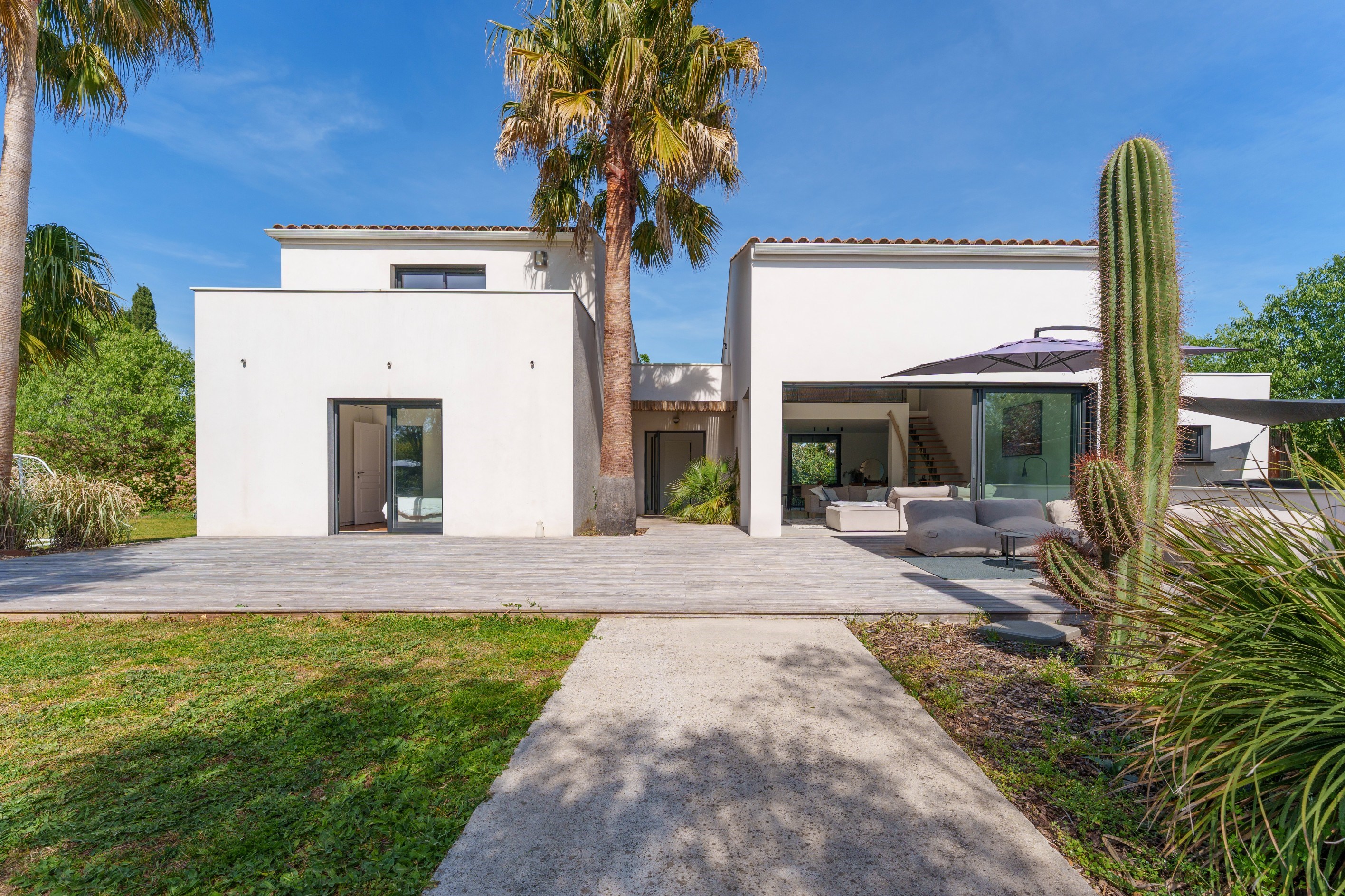  Contemporary villa with landscaped grounds and lagoon-style pool – Lattes - 物件實景