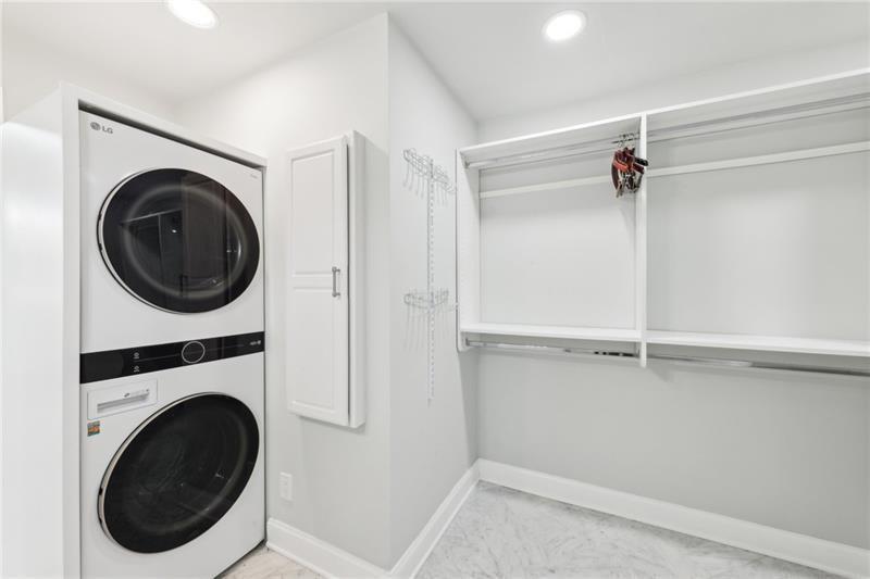 Buford, Georgia, 30518, United States, 6 Bedrooms Bedrooms, ,5 BathroomsBathrooms,Residential,For Sale,1976033