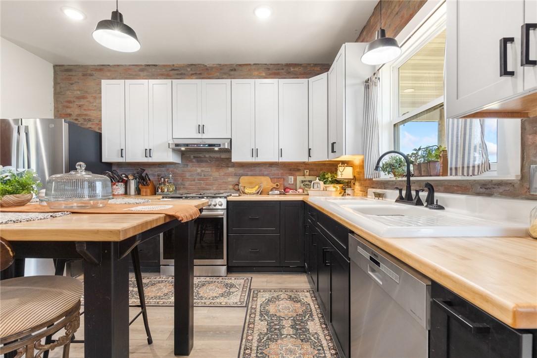 Yellville, Arkansas, 72687, United States, 2 Bedrooms Bedrooms, ,3 BathroomsBathrooms,Residential,For Sale,1970032