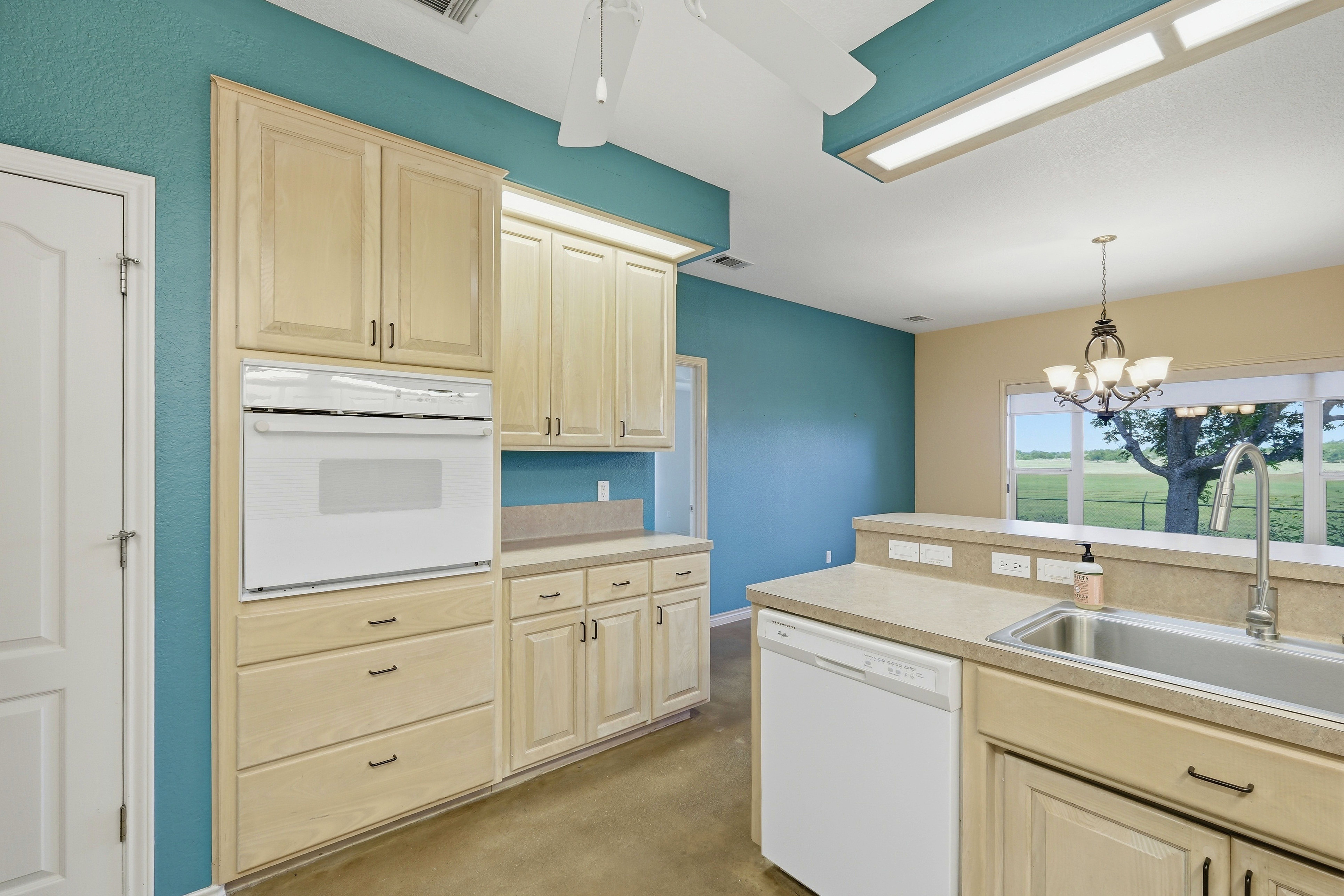  Gated Golf & Lake Community Home in Meadowlakes  Backs to Ranch - 物件實景