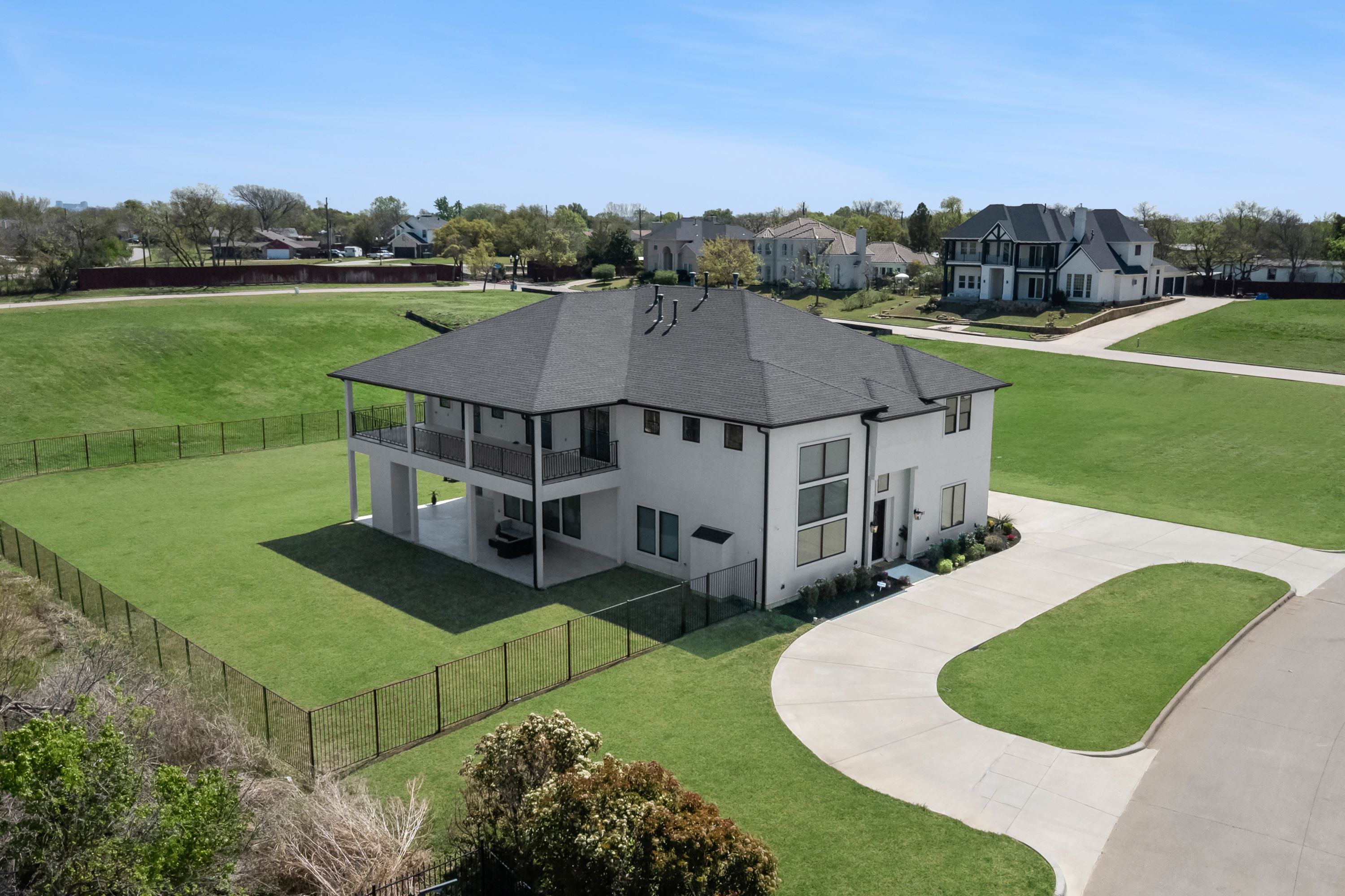  Modern Luxury with Two Private Primary Suites in Gated Waters Edge - 物件實景