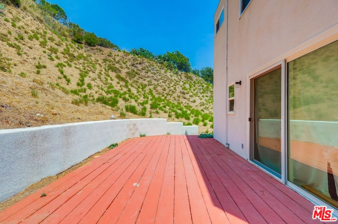 Los Angeles, California, 90046, United States, 3 Bedrooms Bedrooms, ,2 BathroomsBathrooms,Residential,For Sale,1908344