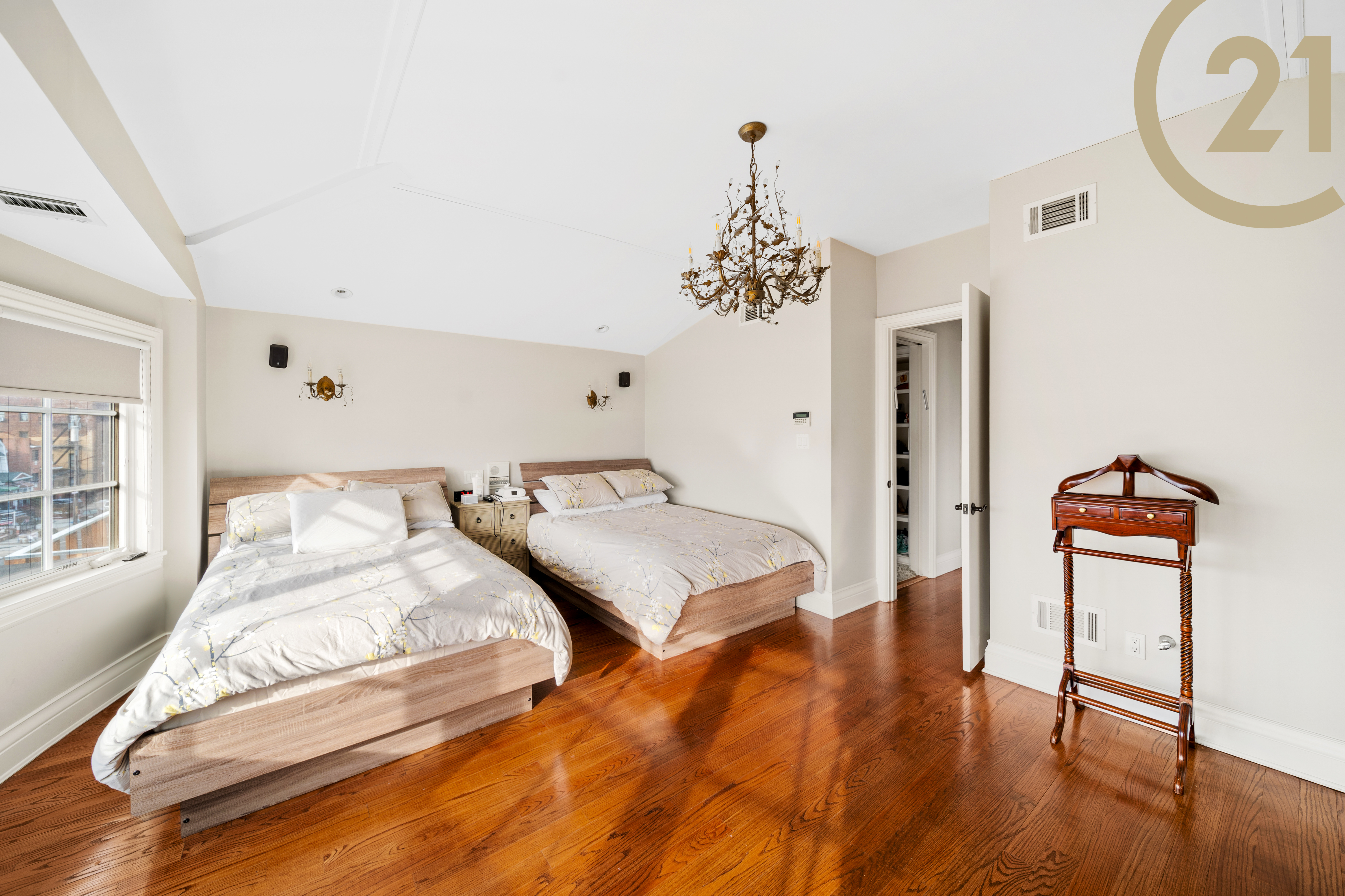 Brooklyn, New York, 11210, United States, 7 Bedrooms Bedrooms, ,5 BathroomsBathrooms,Residential,For Sale,1895266