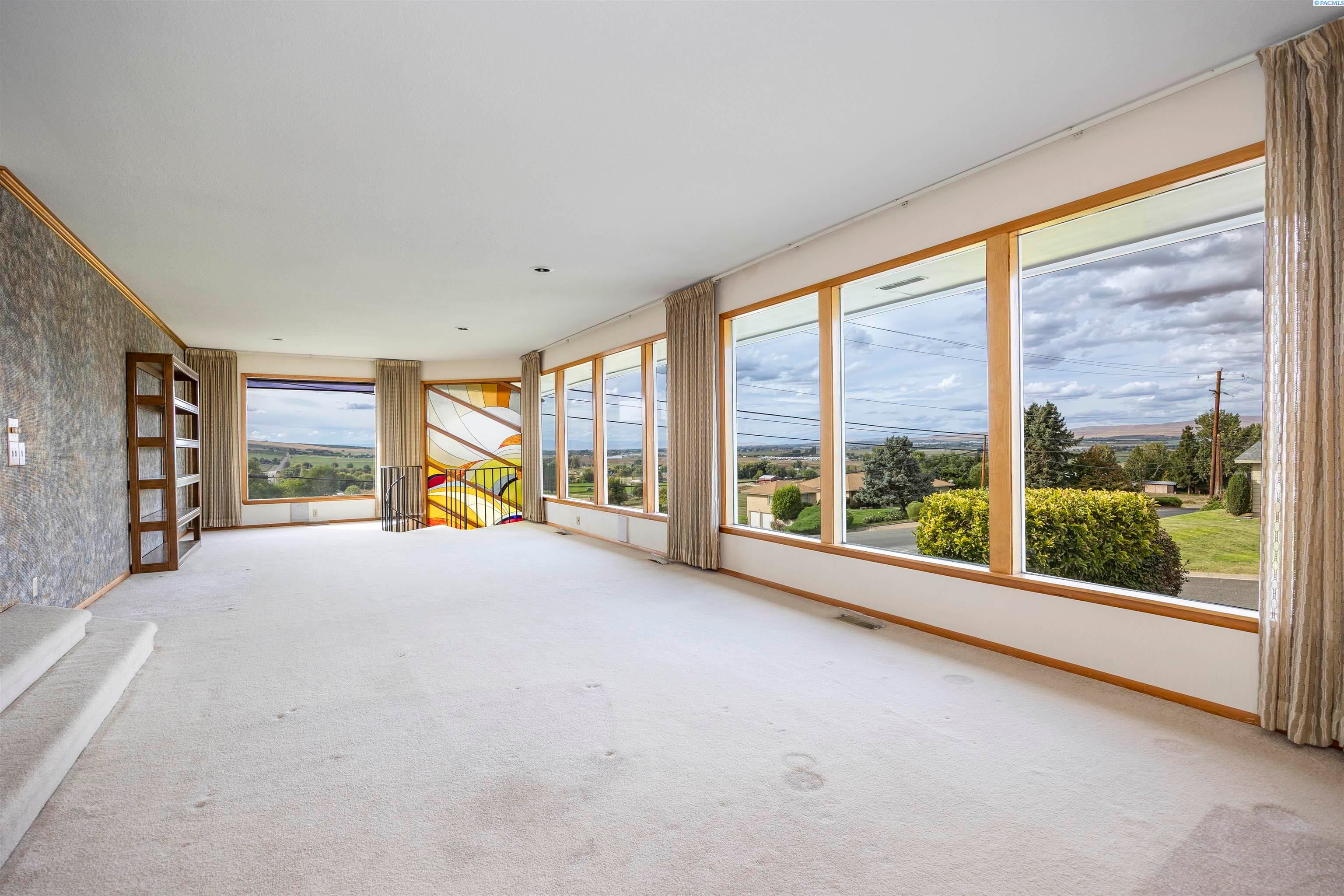 Sunnyside, Washington, 98944, United States, 3 Bedrooms Bedrooms, ,3 BathroomsBathrooms,Residential,For Sale,1973800