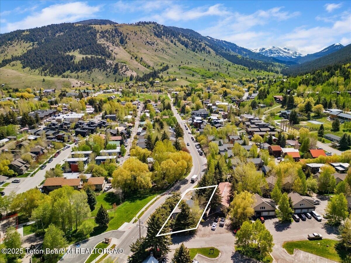 Jackson, Wyoming, 83001, United States, 3 Bedrooms Bedrooms, ,2 BathroomsBathrooms,Residential,For Sale,1979922