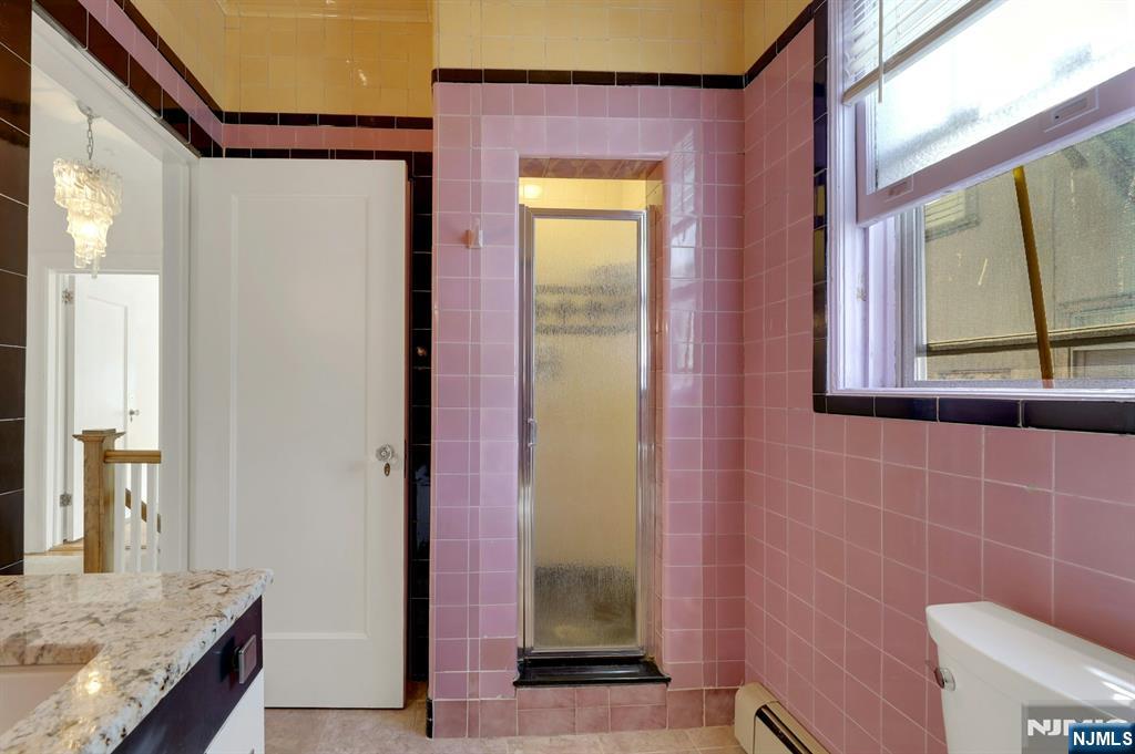 Leonia, New Jersey, 07605, United States, 5 Bedrooms Bedrooms, ,4 BathroomsBathrooms,Residential,For Sale,1934270