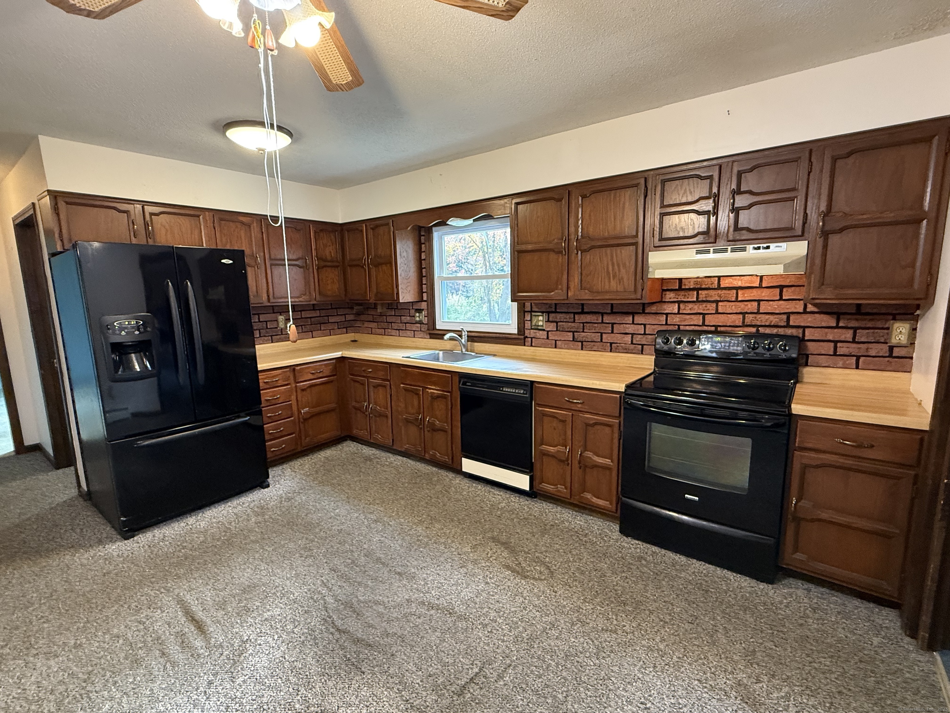 Waterford, Connecticut, 06385, United States, 3 Bedrooms Bedrooms, ,3 BathroomsBathrooms,Residential,For Sale,1970743