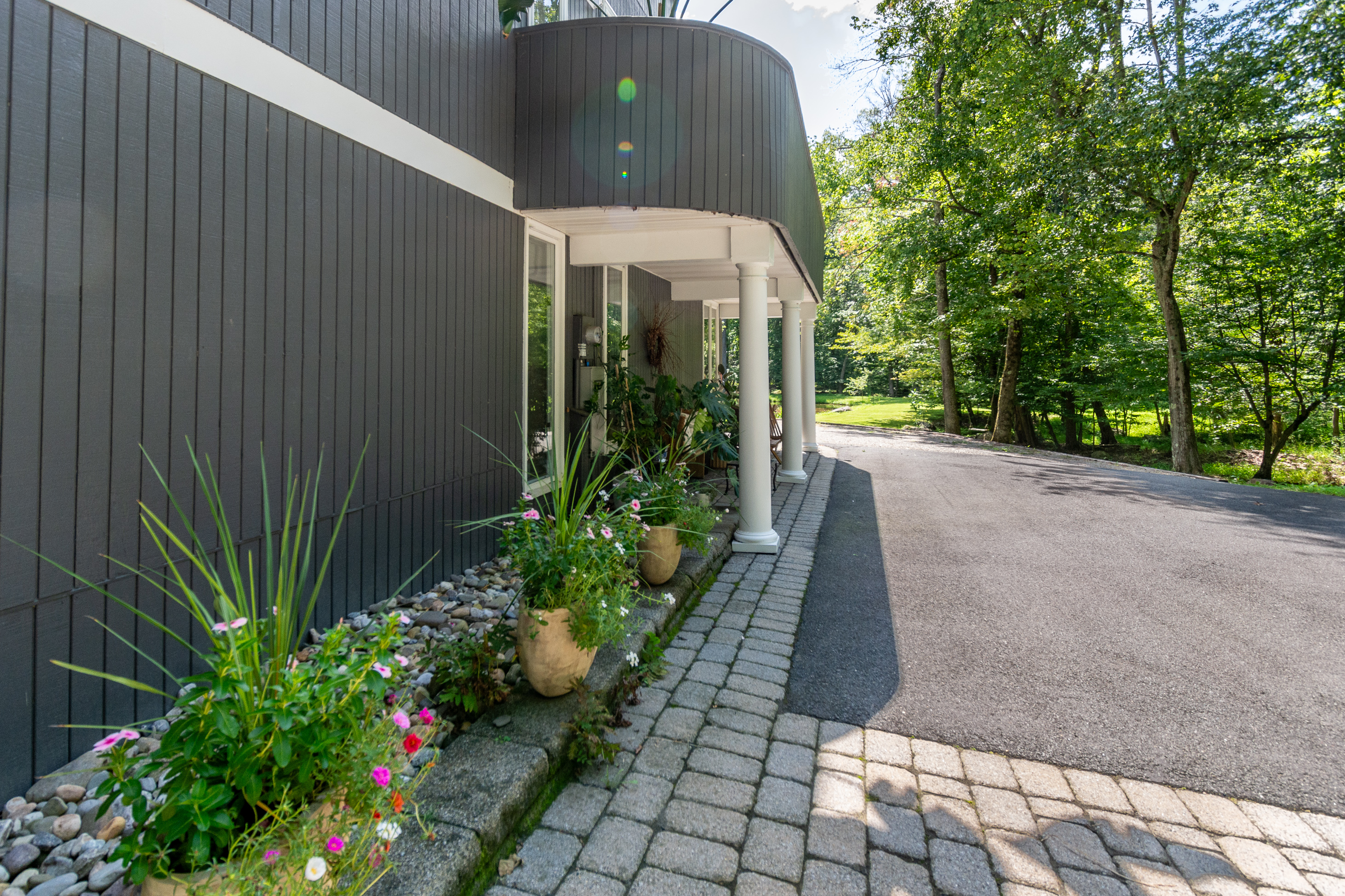  One-of-a-Kind Contemporary - 物件實景