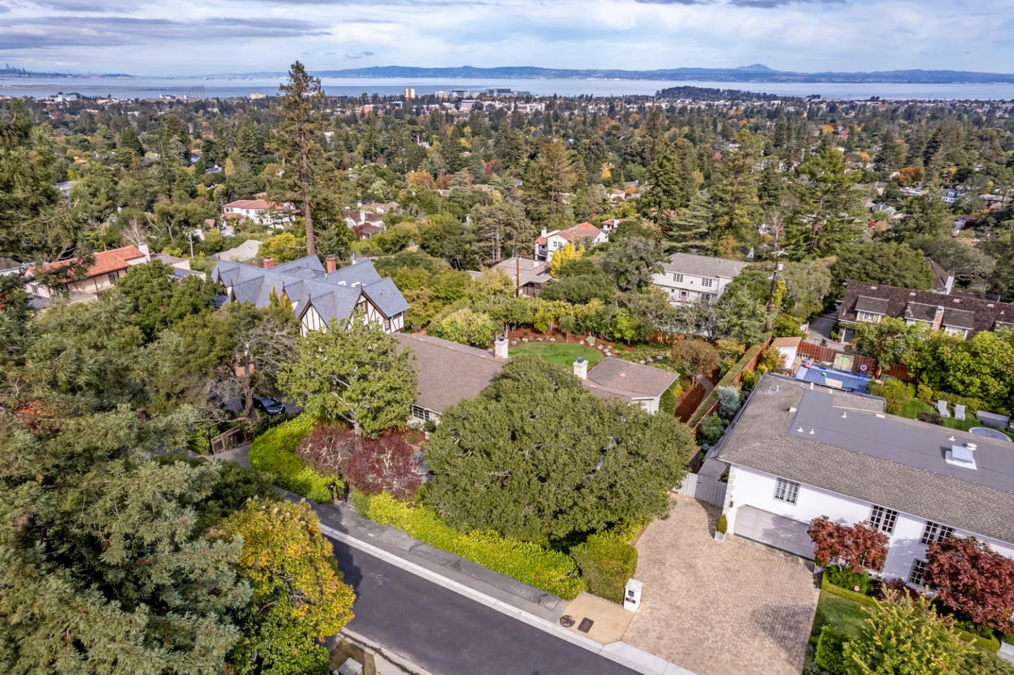 Hillsborough, California, 94010, United States, 3 Bedrooms Bedrooms, ,4 BathroomsBathrooms,Residential,For Sale,1989109