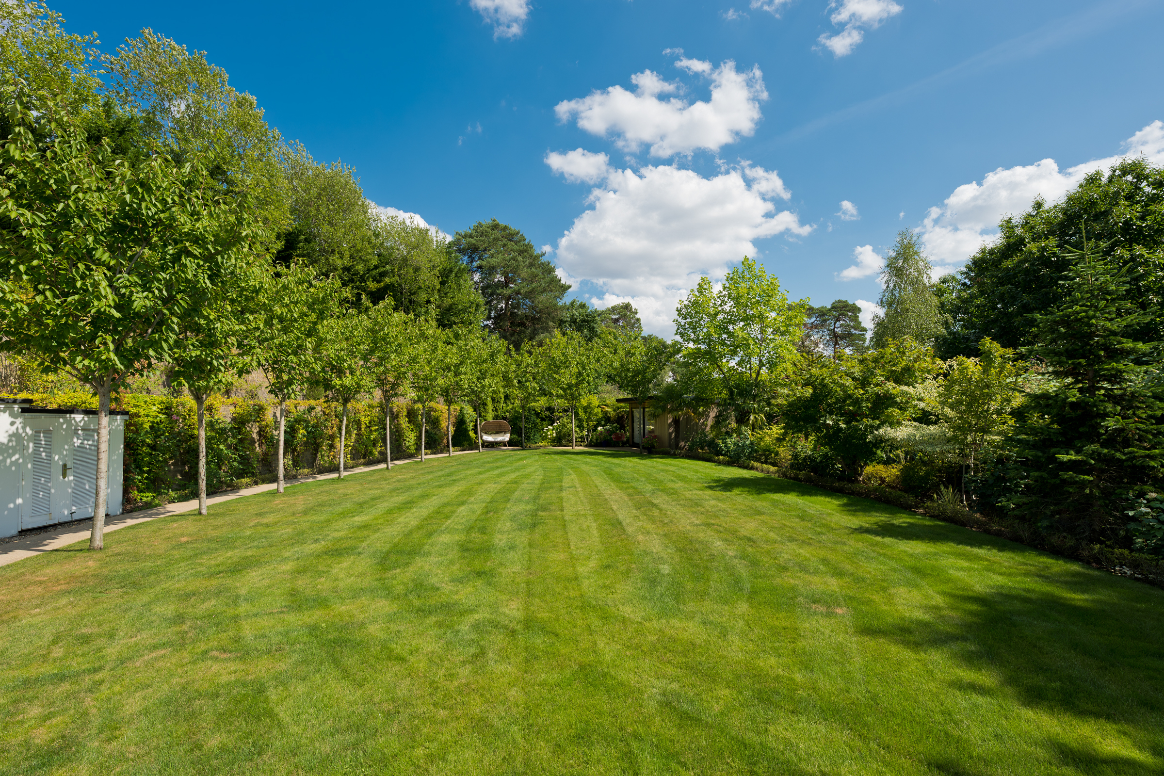 A Newly Refurbished House with Far-Reaching Views in St George’s Hill - 物件實景