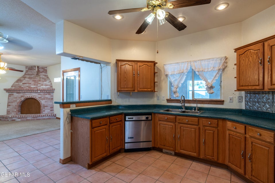 El Paso, Texas, 79934, United States, 4 Bedrooms Bedrooms, ,4 BathroomsBathrooms,Residential,For Sale,1978483