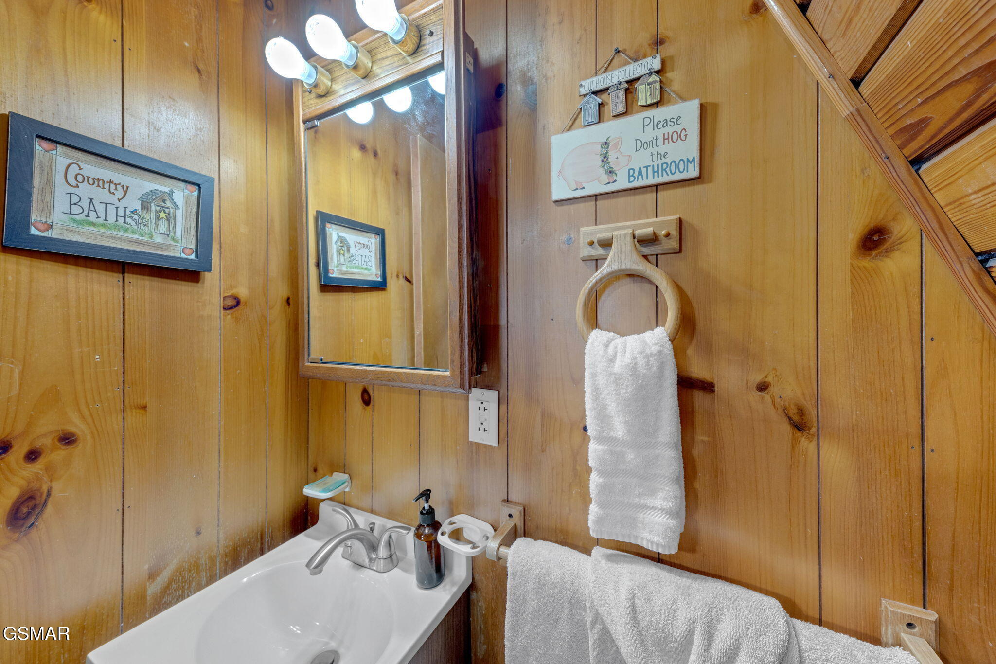 Gatlinburg, Tennessee, 37738, United States, 2 Bedrooms Bedrooms, ,2 BathroomsBathrooms,Residential,For Sale,1979634