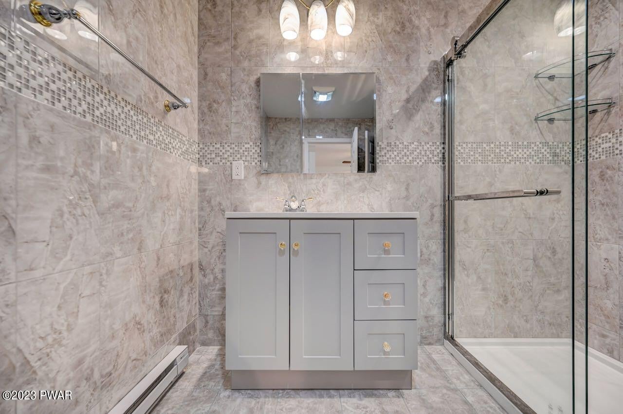 Lake Ariel, Pennsylvania, 18436, United States, 4 Bedrooms Bedrooms, ,4 BathroomsBathrooms,Residential,For Sale,2010728