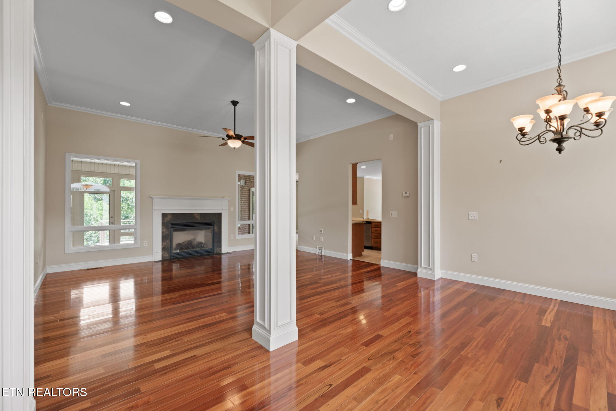 Kingston, Tennessee, 37763, United States, 3 Bedrooms Bedrooms, ,4 BathroomsBathrooms,Residential,For Sale,1885979