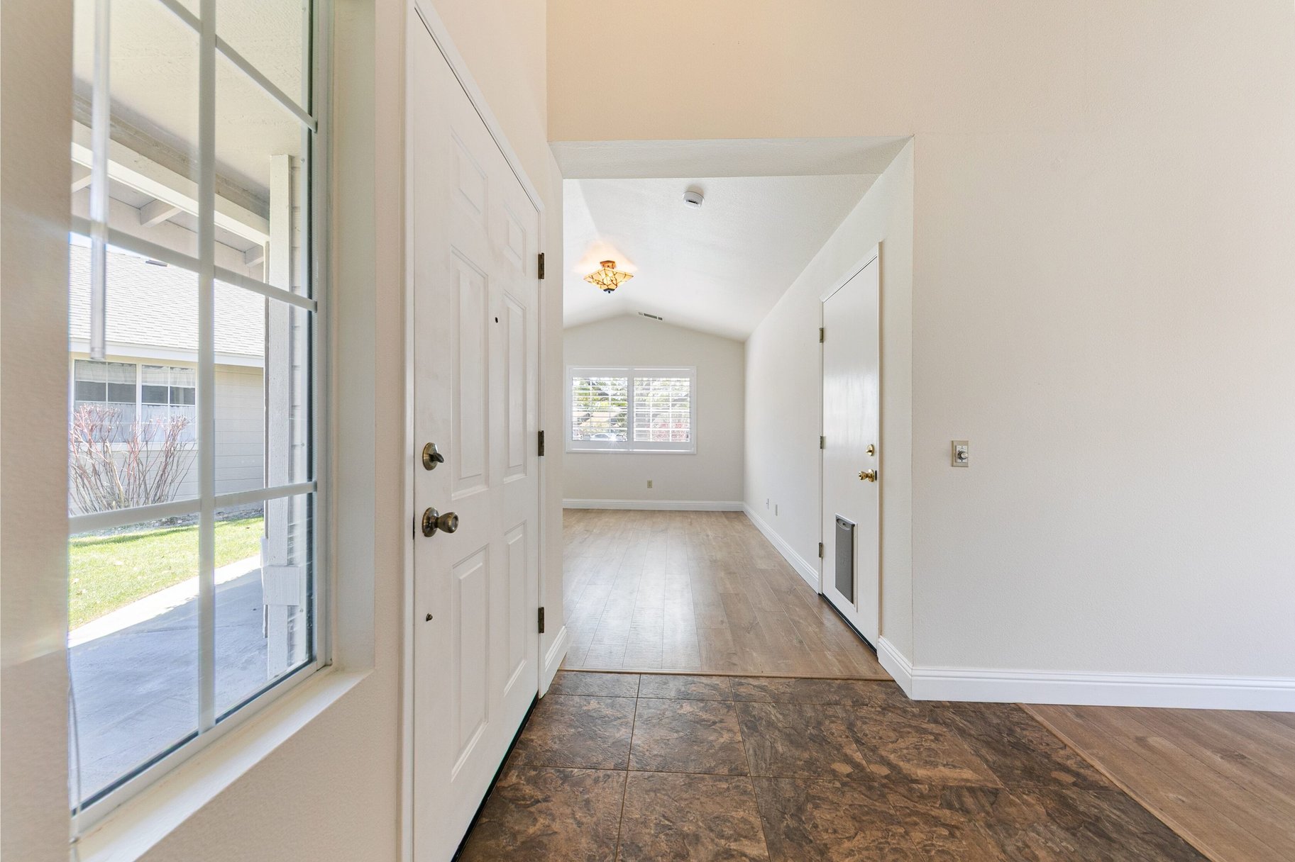  3 Bedrooms, 2 bath, 2 car garage, single level home in Minden NV - 物件實景