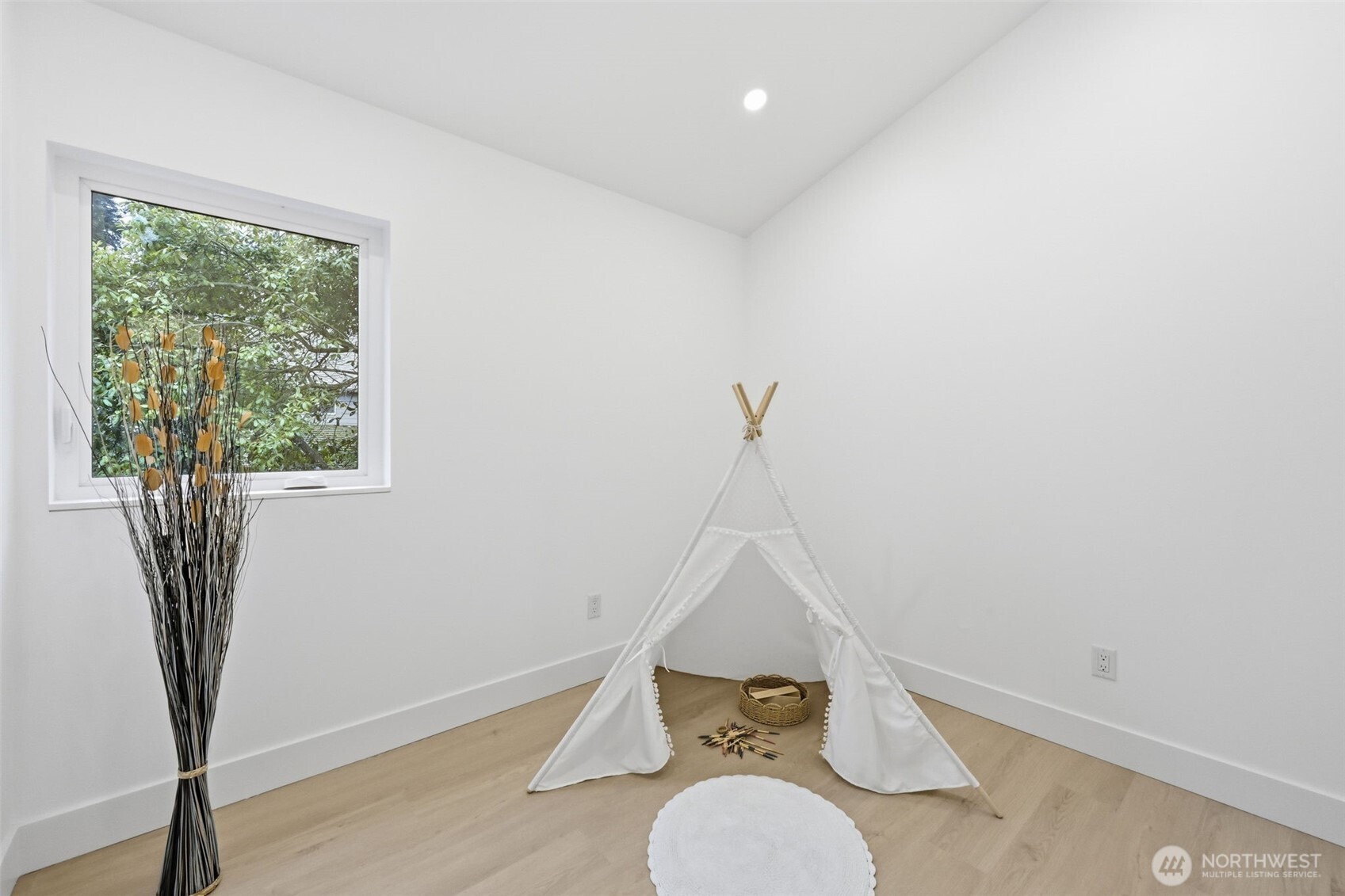 Seattle, Washington, 98133, United States, 3 Bedrooms Bedrooms, ,2 BathroomsBathrooms,Residential,For Sale,1992896