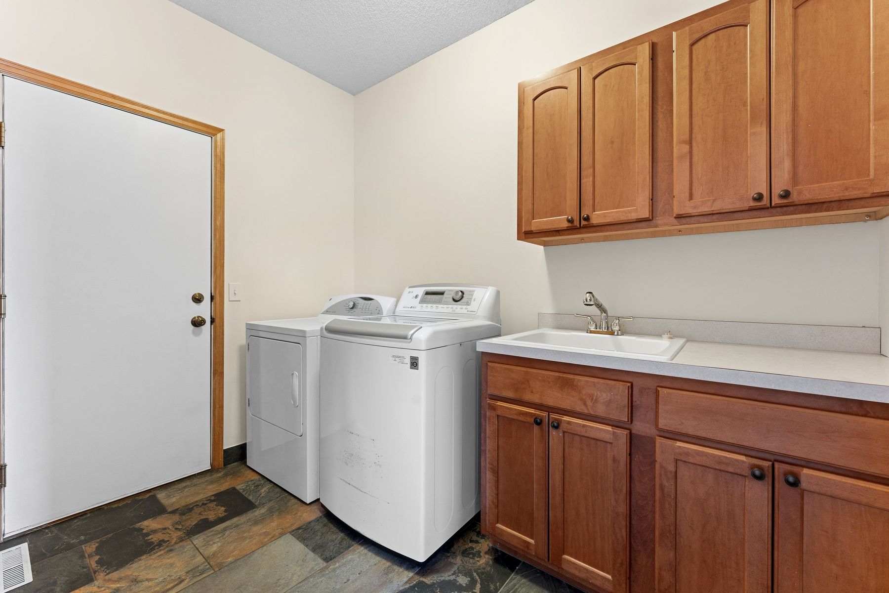  Updated Modified Two-Story on a Spacious Corner Lot - 物件實景