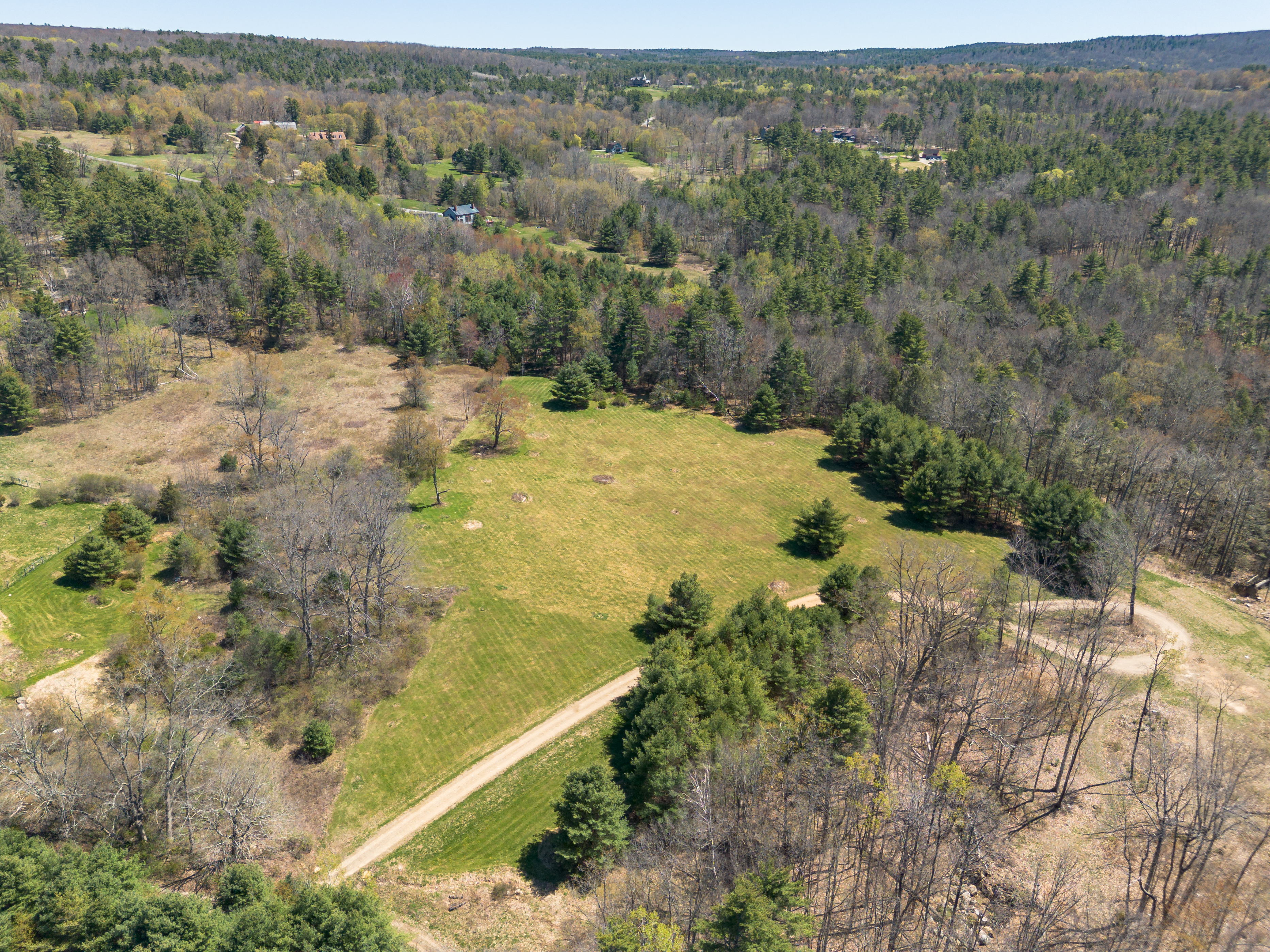  A Tranquil Berkshire Legacy: 22 Scenic Acres and a Landmark 3-Story Barn, Brookm - 物件實景
