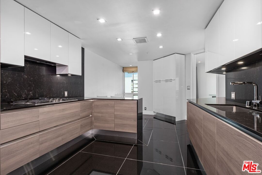 Los Angeles, California, 90024, United States, 3 Bedrooms Bedrooms, ,3 BathroomsBathrooms,Residential,For Sale,1949652