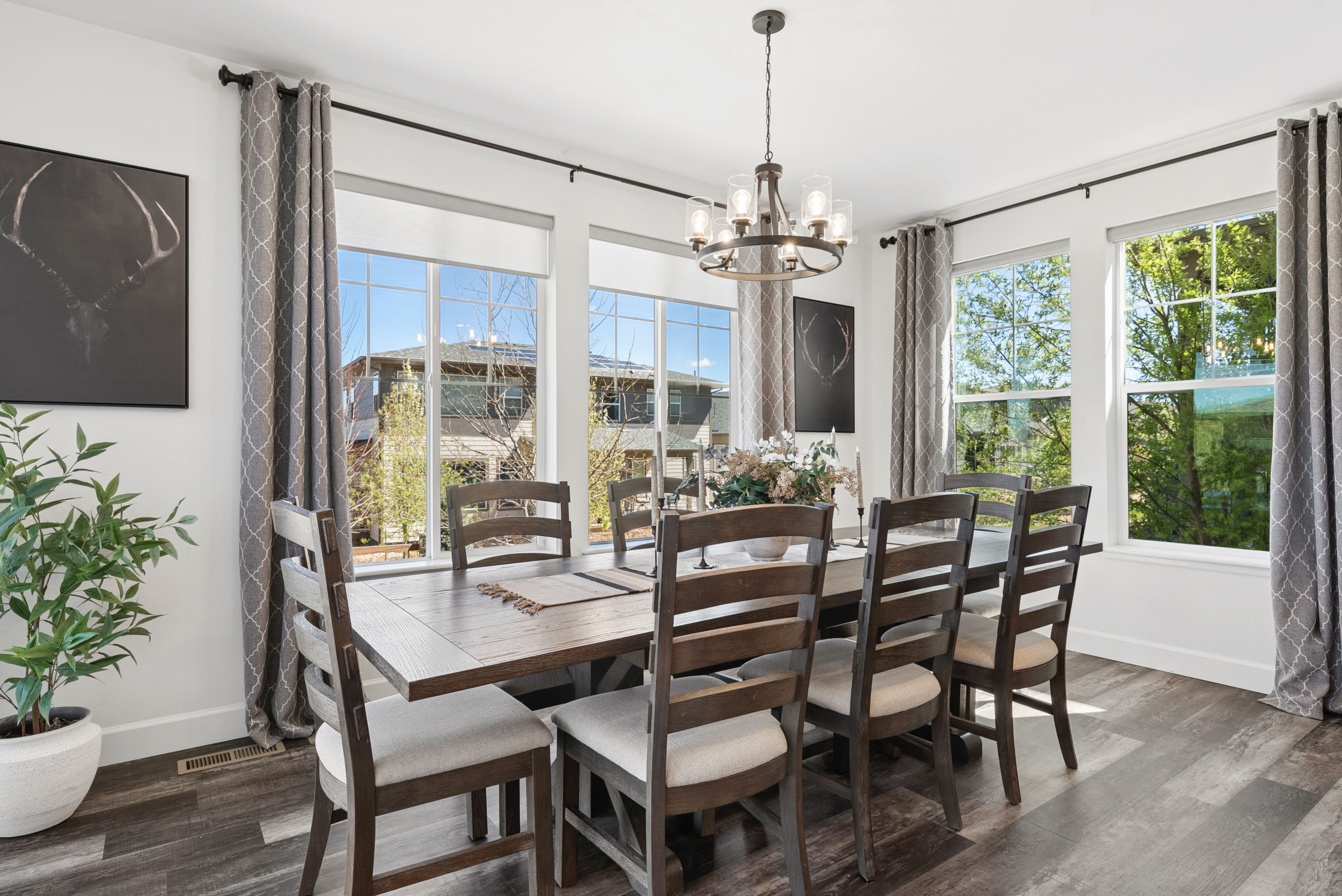  Newer construction, thoughtful design, and beautifully scaled spaces - 物件實景