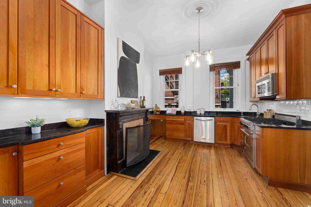 Washington, District of Columbia, 20003, United States, 3 Bedrooms Bedrooms, ,4 BathroomsBathrooms,Residential,For Sale,2048828
