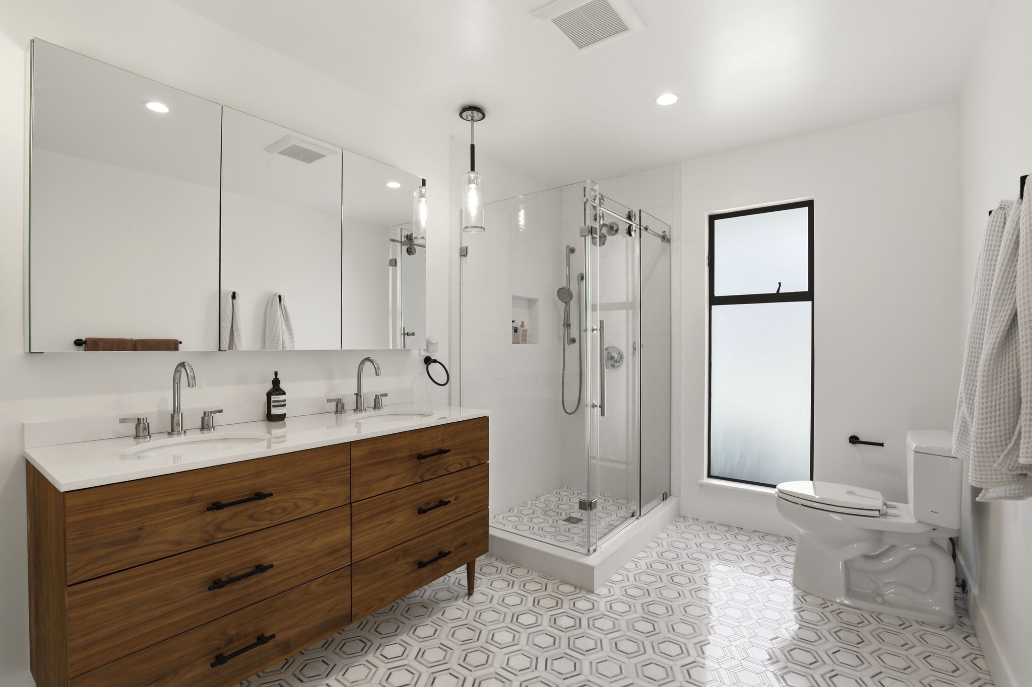  Thoughtfully Expanded and Extensively Renovated - 物件實景