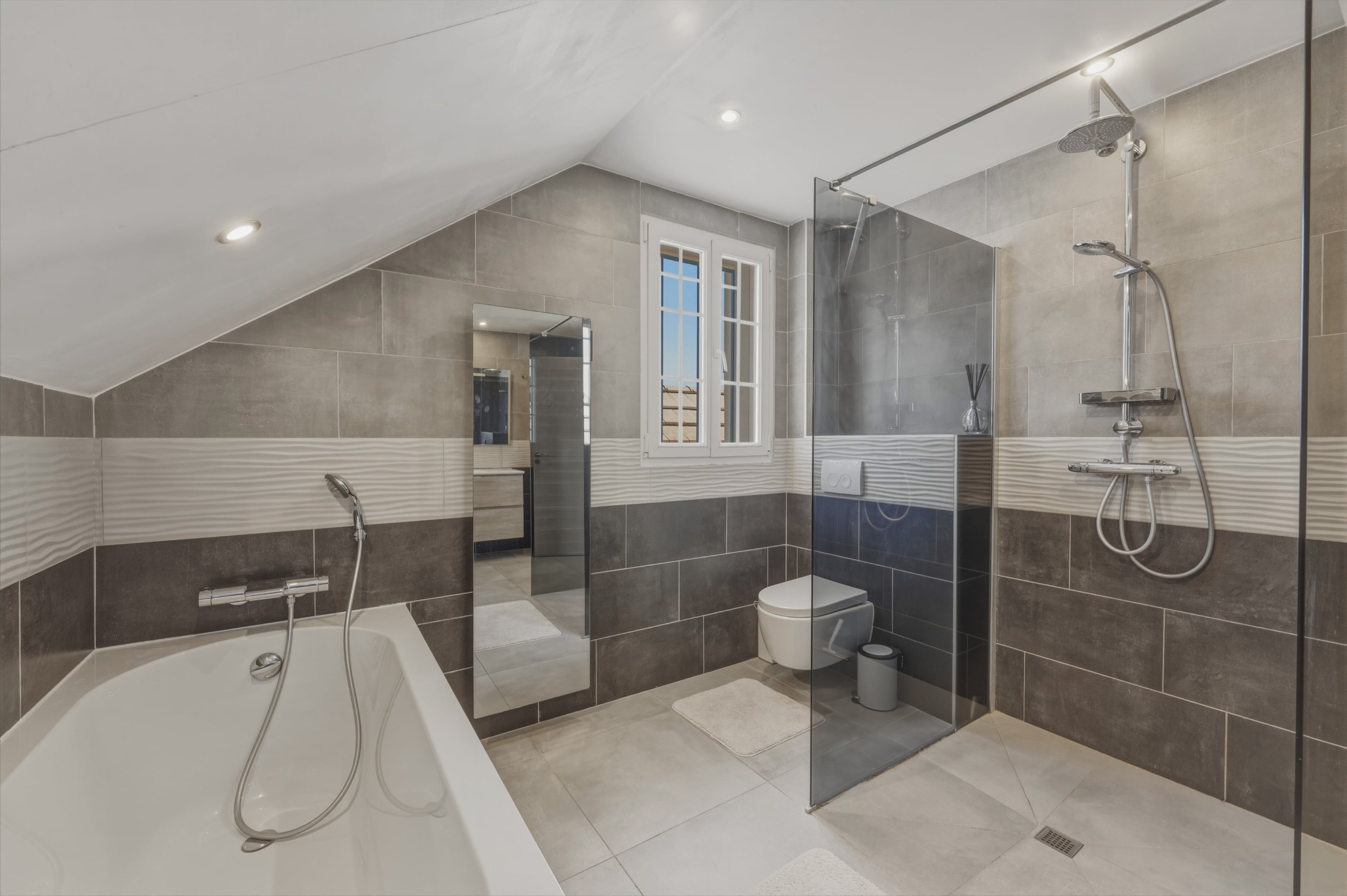  Elegant Home with Swimming Pool in a Peaceful Residential Setting - 物件實景