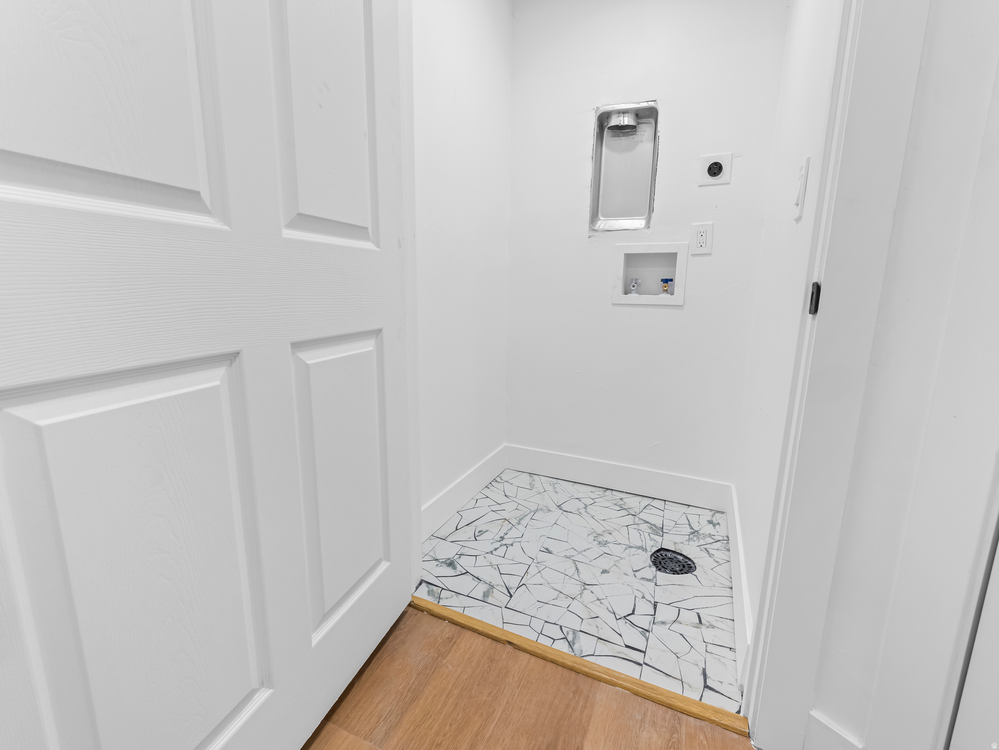 Murray, Utah, 84117, United States, 6 Bedrooms Bedrooms, ,2 BathroomsBathrooms,Residential,For Sale,1989540