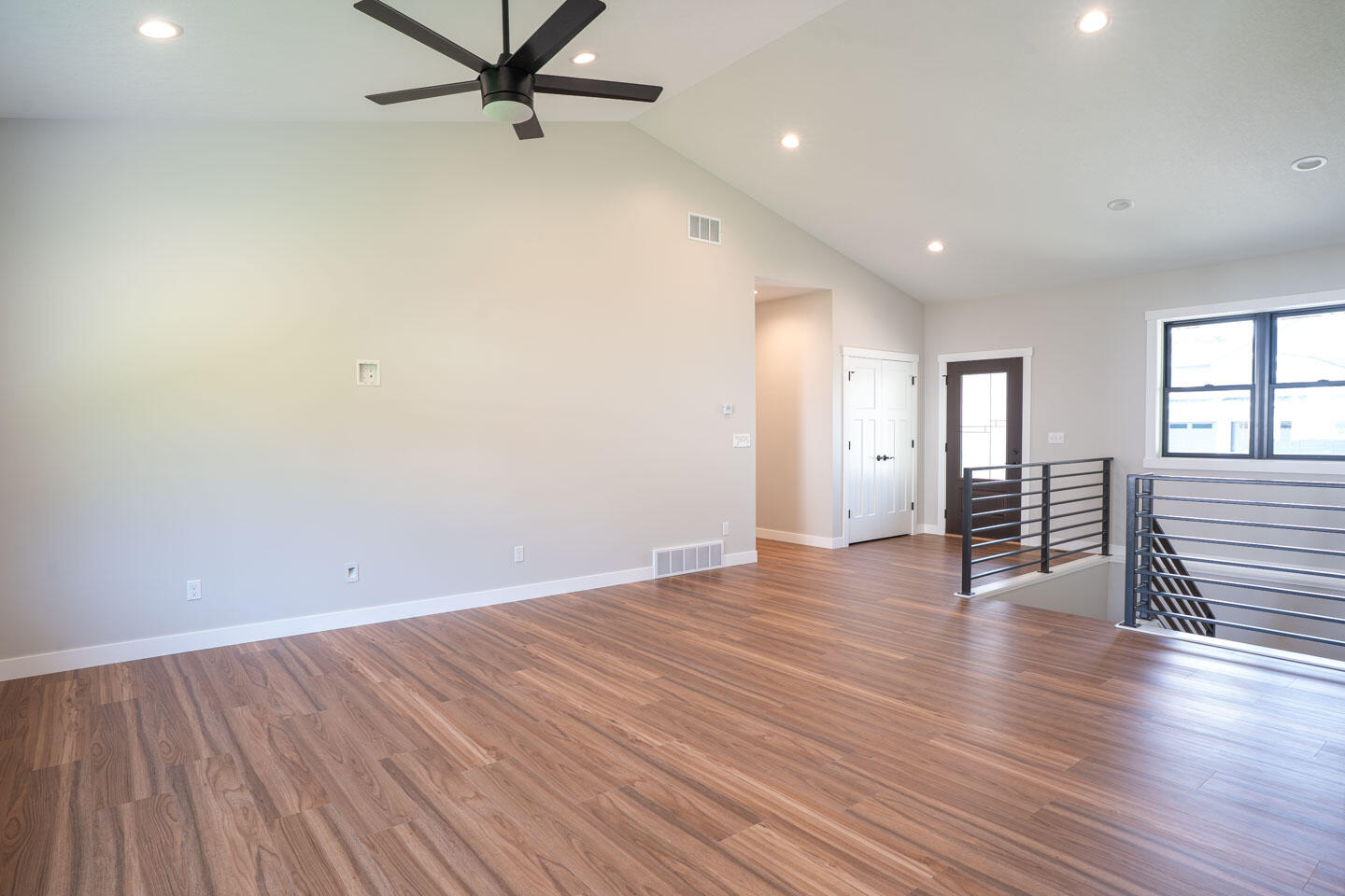 Holmen, Wisconsin, 54636, United States, 5 Bedrooms Bedrooms, ,3 BathroomsBathrooms,Residential,For Sale,1986316