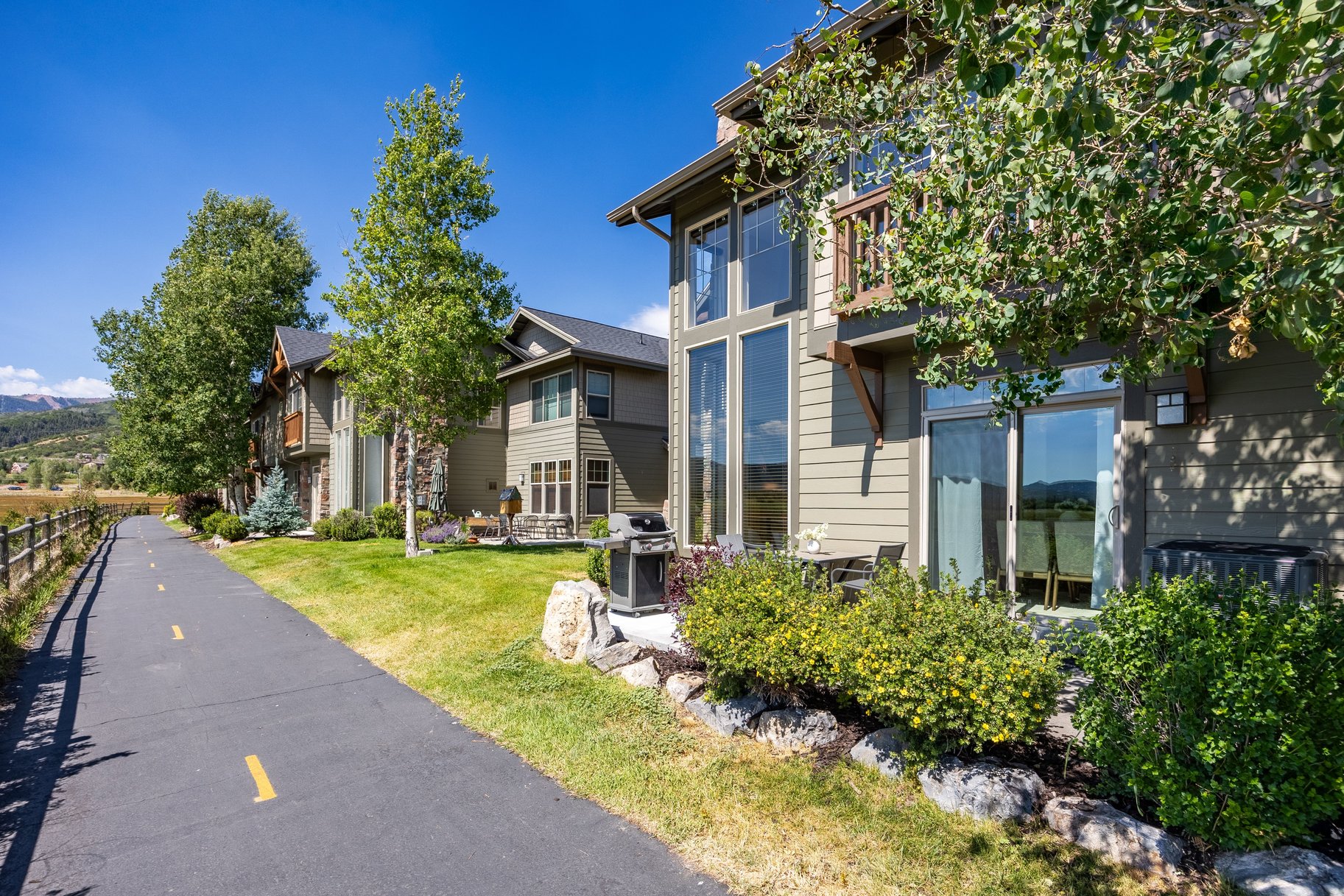  Exceptional Fox Point Townhome with Mountain Views & Prime Location - 物件實景