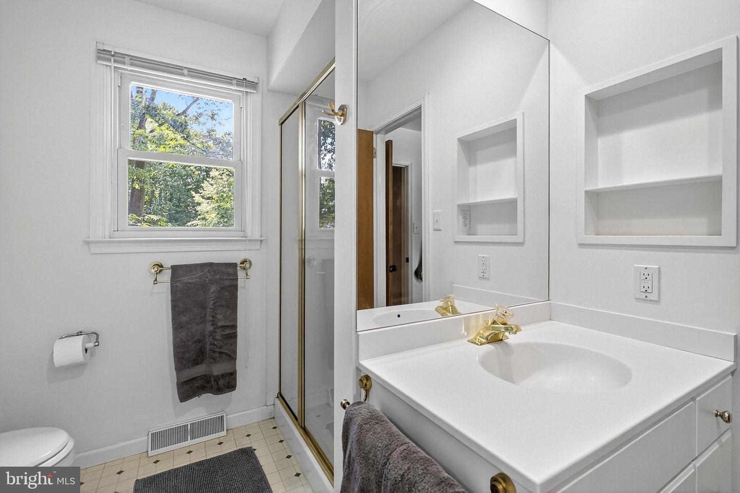 WILMINGTON, Delaware, 19810, United States, 4 Bedrooms Bedrooms, ,3 BathroomsBathrooms,Residential,For Sale,1990467