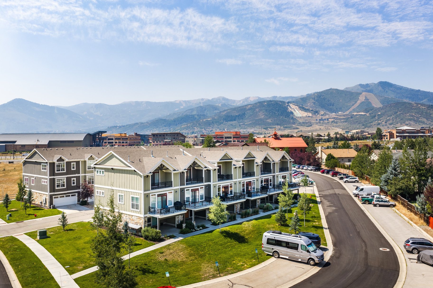  Three Bedroom Townhome with 2-Car Garage Near Trails, Creek, Retail & Golf Club - 物件實景