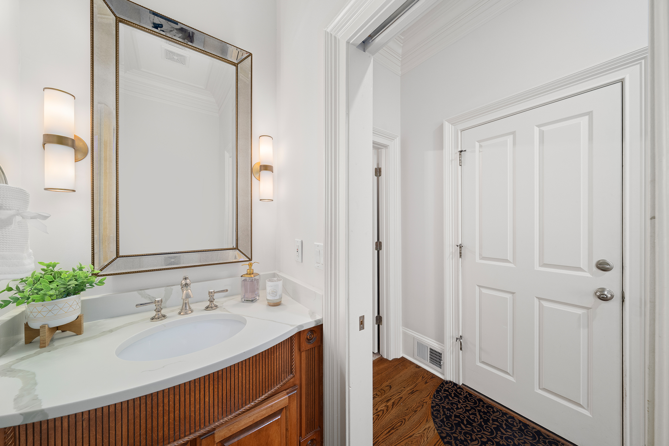  Located Within the Gated Greystone Farms Community in Milton - 物件實景