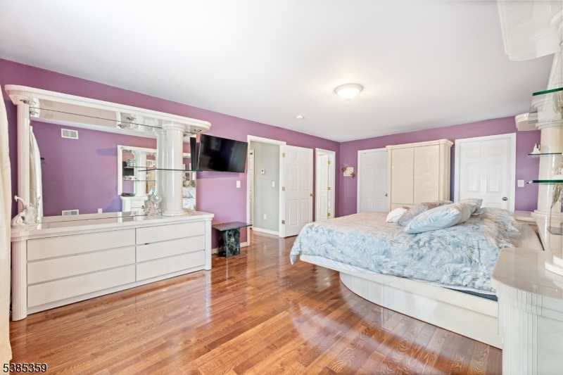 Wayne Twp., New Jersey, 07470, United States, 5 Bedrooms Bedrooms, ,3 BathroomsBathrooms,Residential,For Sale,1947958