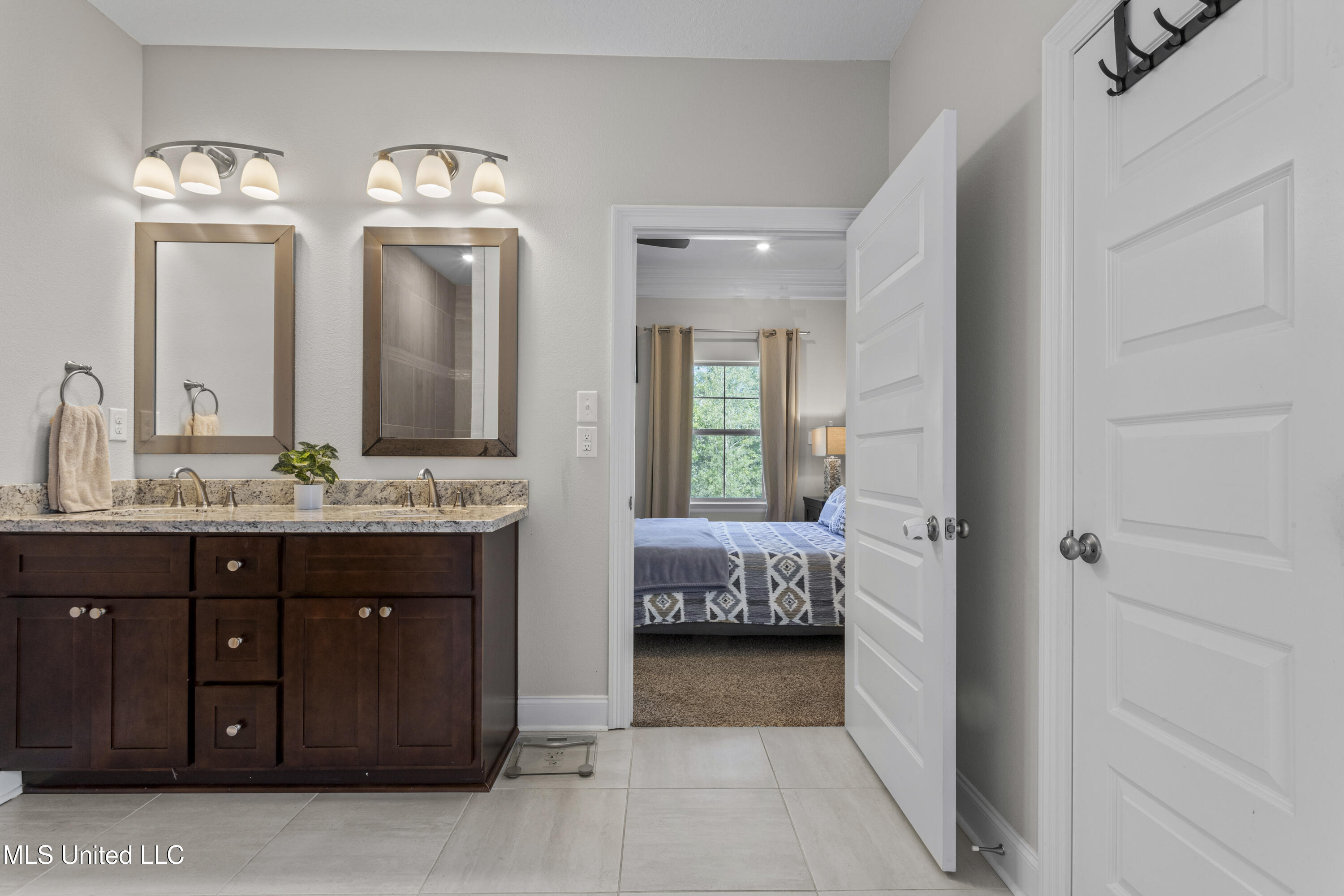 Ocean Springs, Mississippi, 39564, United States, 5 Bedrooms Bedrooms, ,3 BathroomsBathrooms,Residential,For Sale,1805037