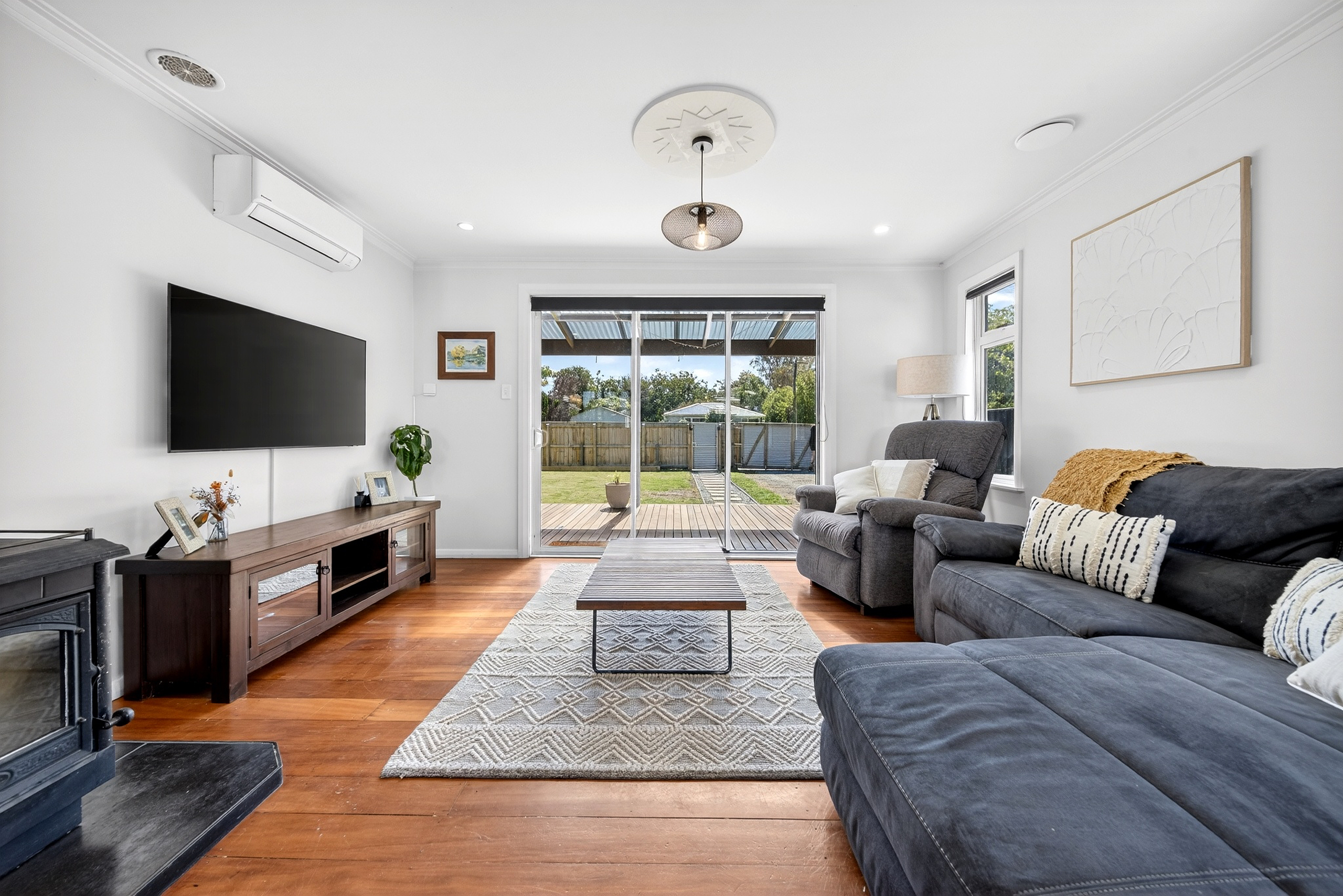  Family Living with Poolside Entertaining - 物件實景