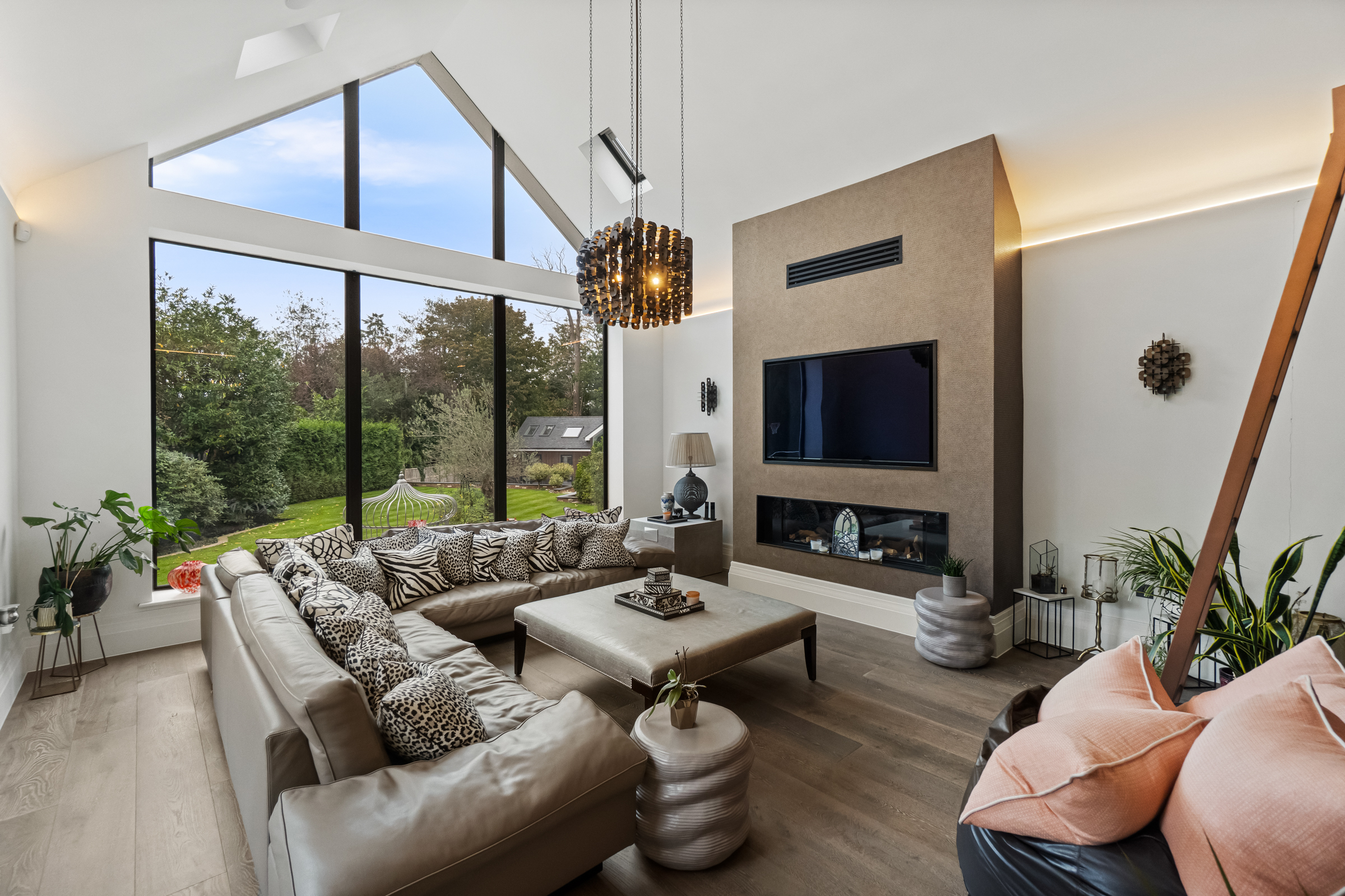  A seven-bedroom Cobham home with a swimming pool and landscaped gardens - 物件實景