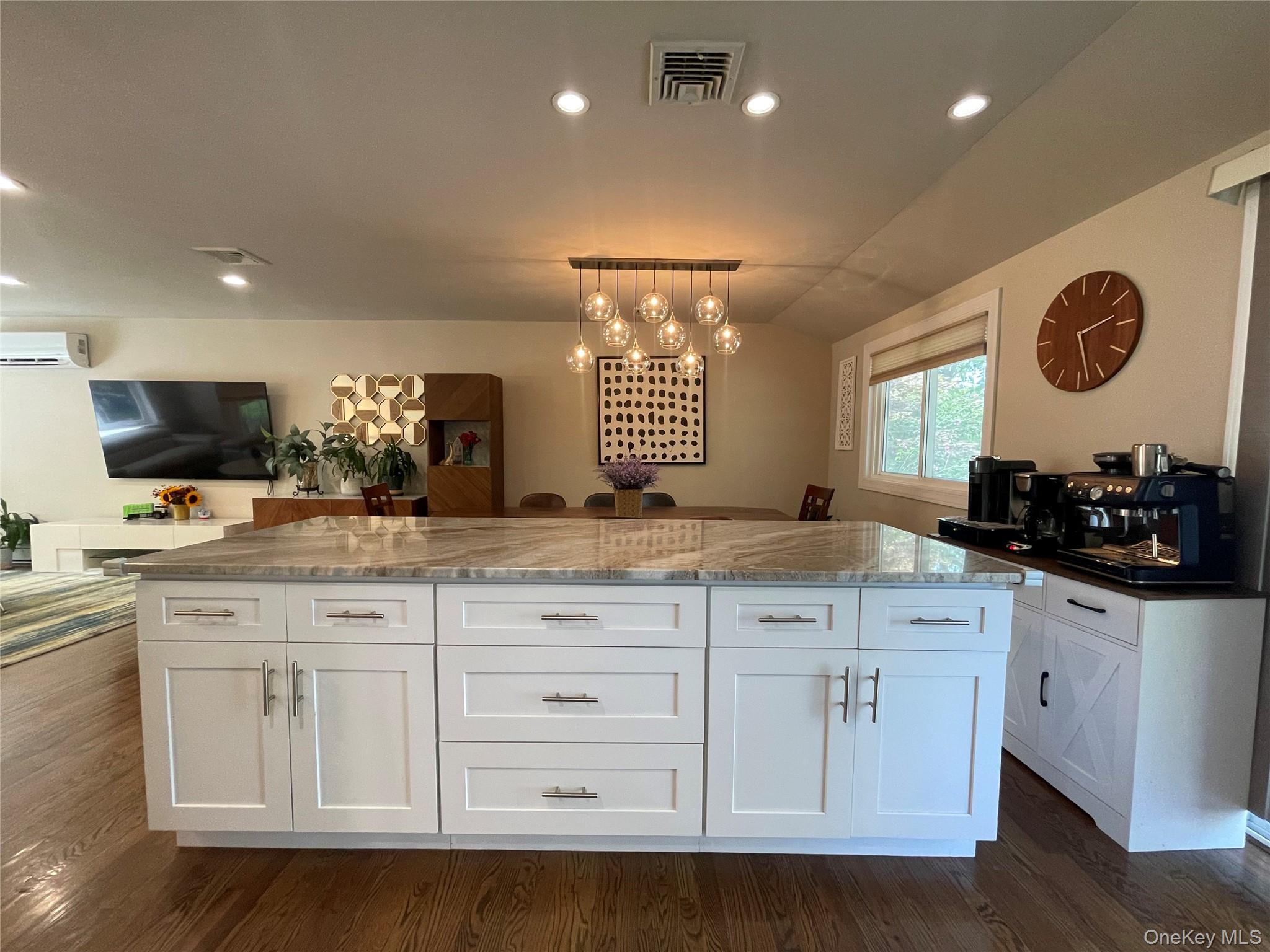 Commack, New York, 11725, United States, 6 Bedrooms Bedrooms, ,3 BathroomsBathrooms,Residential,For Sale,1917950