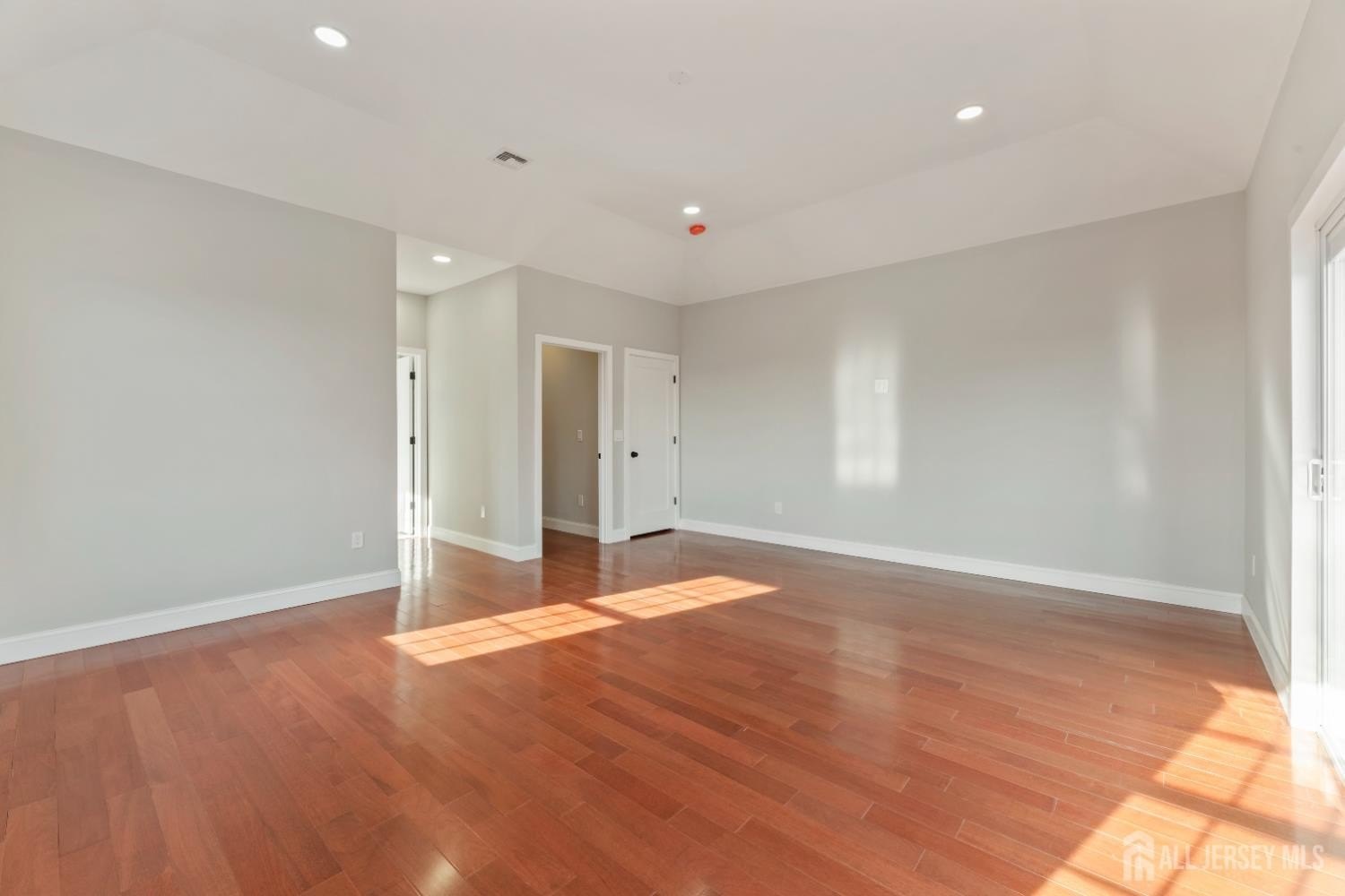 Edison, New Jersey, 08820, United States, 5 Bedrooms Bedrooms, ,5 BathroomsBathrooms,Residential,For Sale,2005259