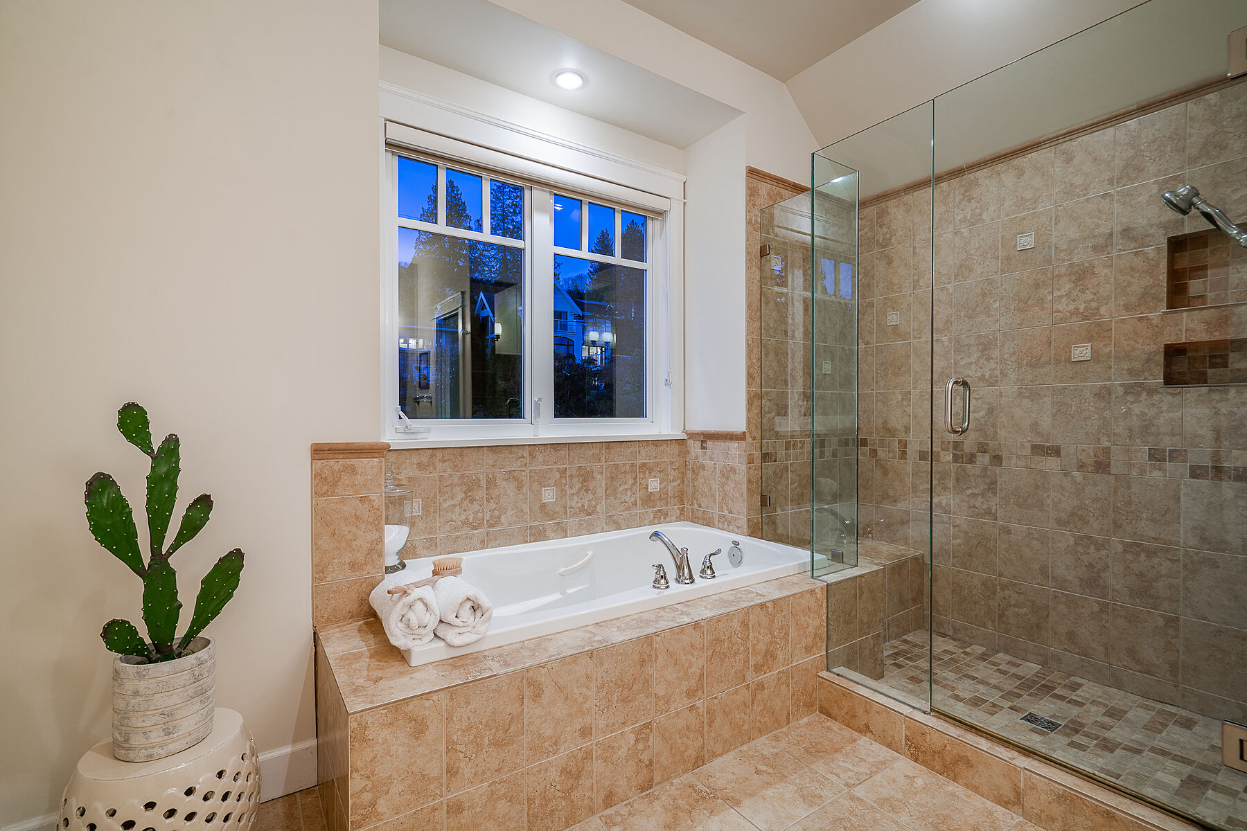  Ideal Dundarave Location - 物件實景