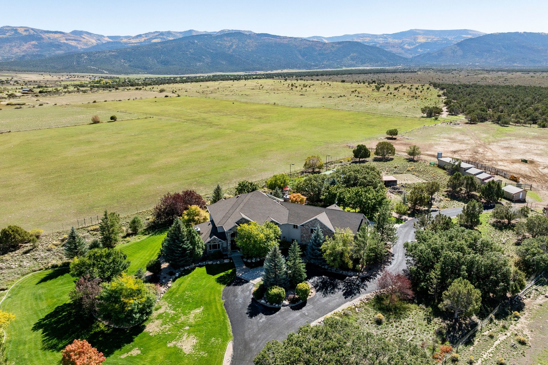  Family Compound with Sports Court, Privacy, and Horseshoe Mountain Views - 物件實景